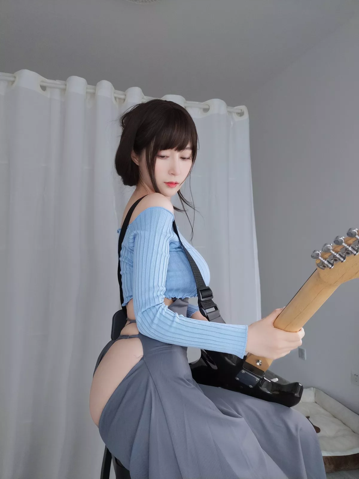 Coser小姐姐白银81吉他妹妹主题私房真空针织衣配露臀长裙秀翘臀屁沟诱惑写真165P
