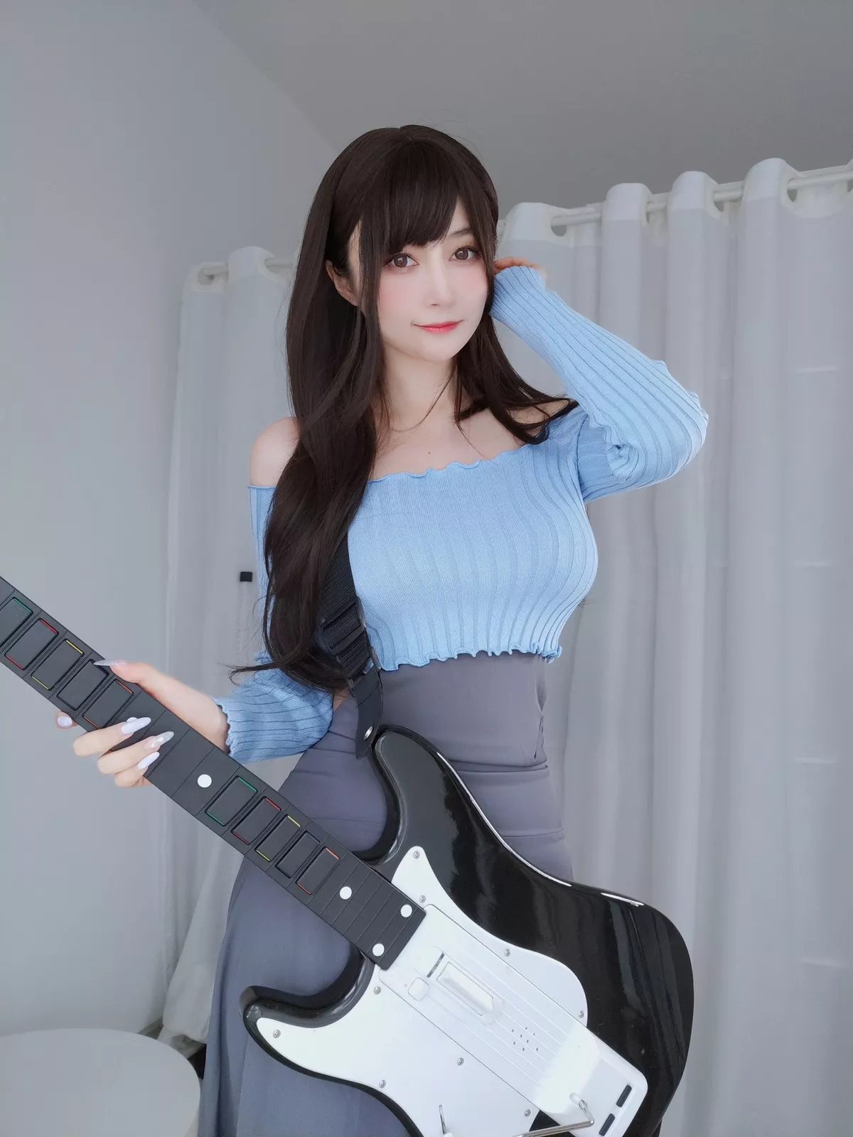 Coser小姐姐白银81吉他妹妹主题私房真空针织衣配露臀长裙秀翘臀屁沟诱惑写真165P