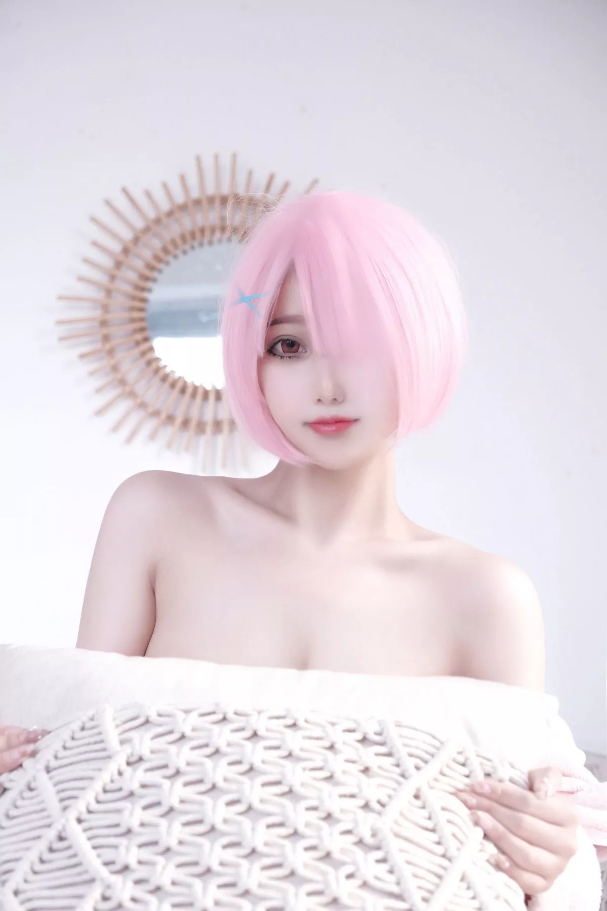 网络美女Eloise软软纯欲拉姆主题私房性感粉色套装露白色低胸内衣诱惑写真40P