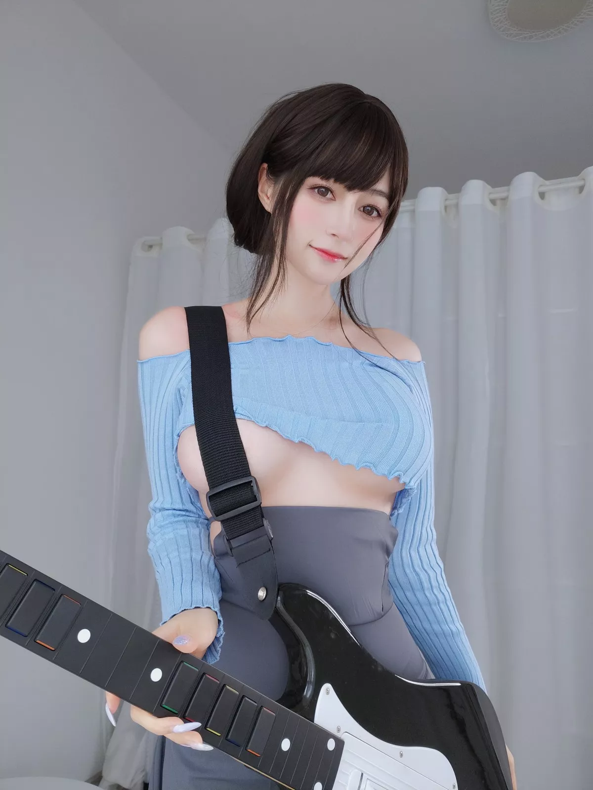 Coser小姐姐白银81吉他妹妹主题私房真空针织衣配露臀长裙秀翘臀屁沟诱惑写真165P