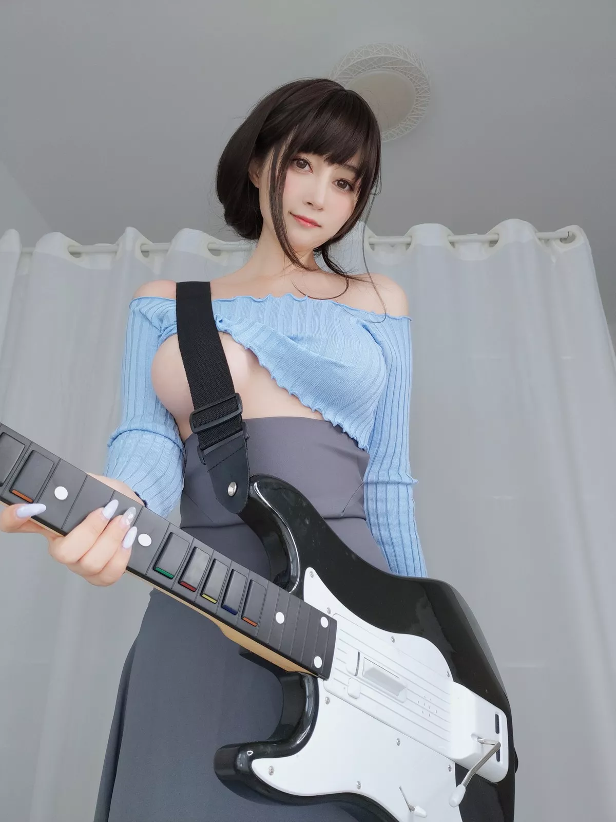 Coser小姐姐白银81吉他妹妹主题私房真空针织衣配露臀长裙秀翘臀屁沟诱惑写真165P
