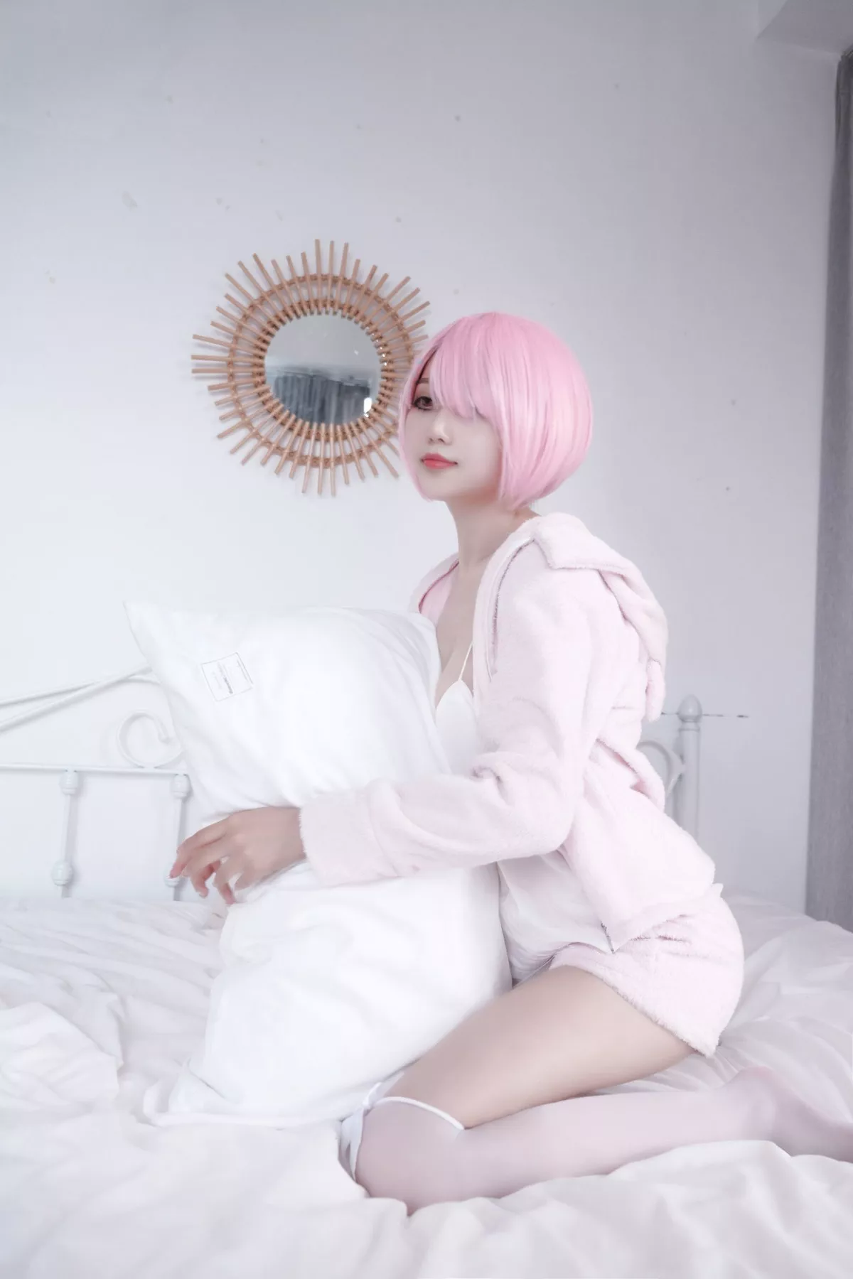 网络美女Eloise软软纯欲拉姆主题私房性感粉色套装露白色低胸内衣诱惑写真40P