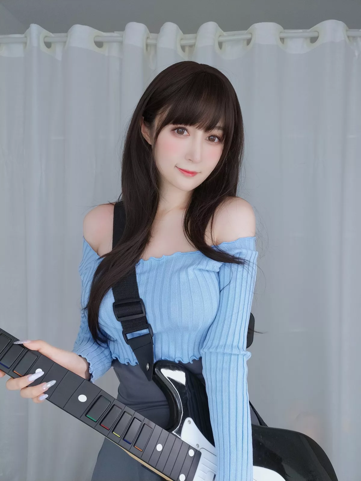 Coser小姐姐白银81吉他妹妹主题私房真空针织衣配露臀长裙秀翘臀屁沟诱惑写真165P