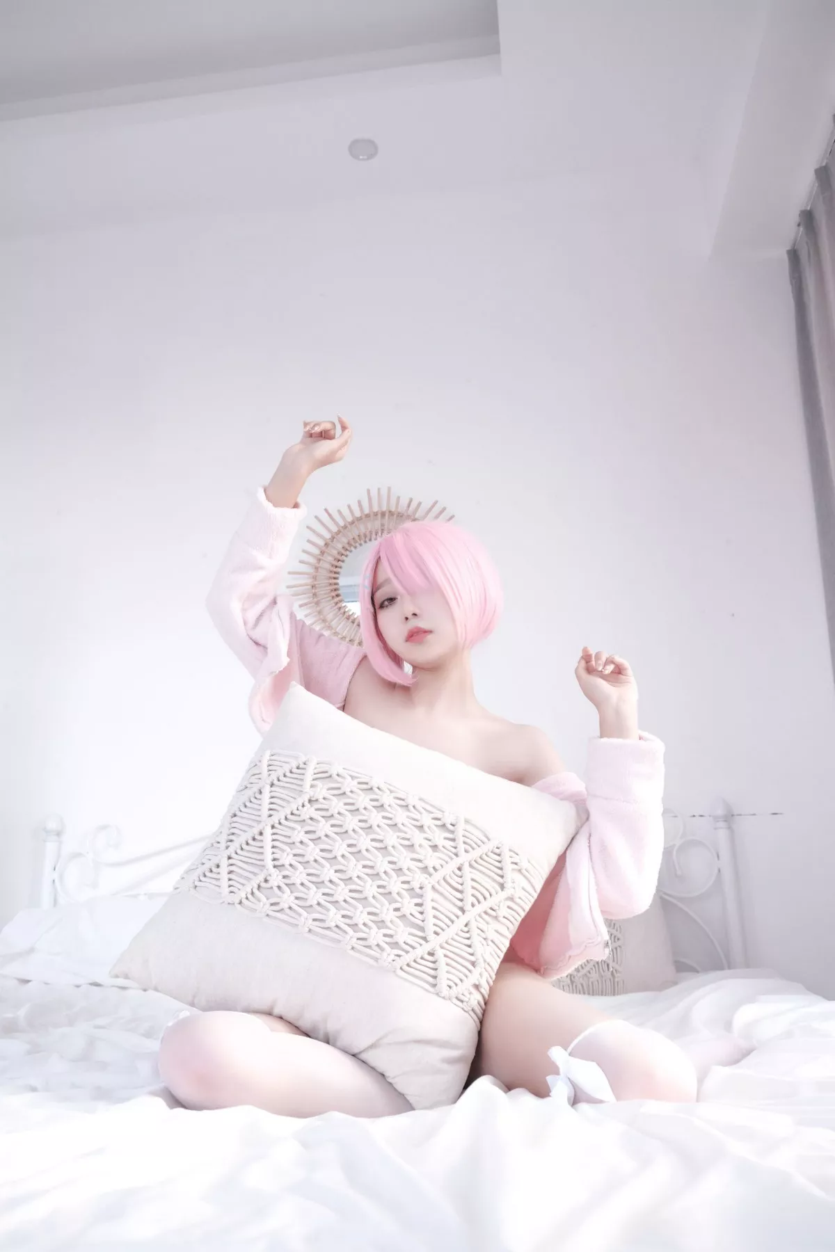 网络美女Eloise软软纯欲拉姆主题私房性感粉色套装露白色低胸内衣诱惑写真40P