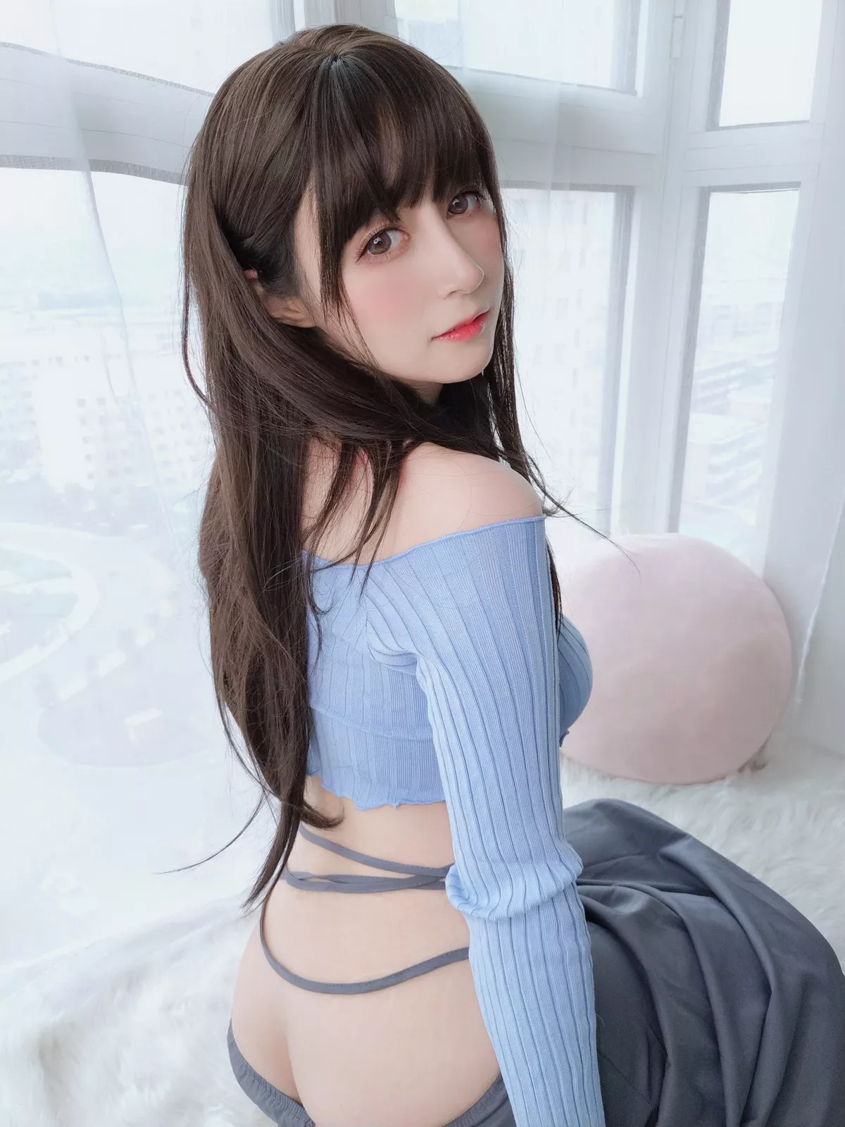Coser小姐姐白银81吉他妹妹主题私房真空针织衣配露臀长裙秀翘臀屁沟诱惑写真165P