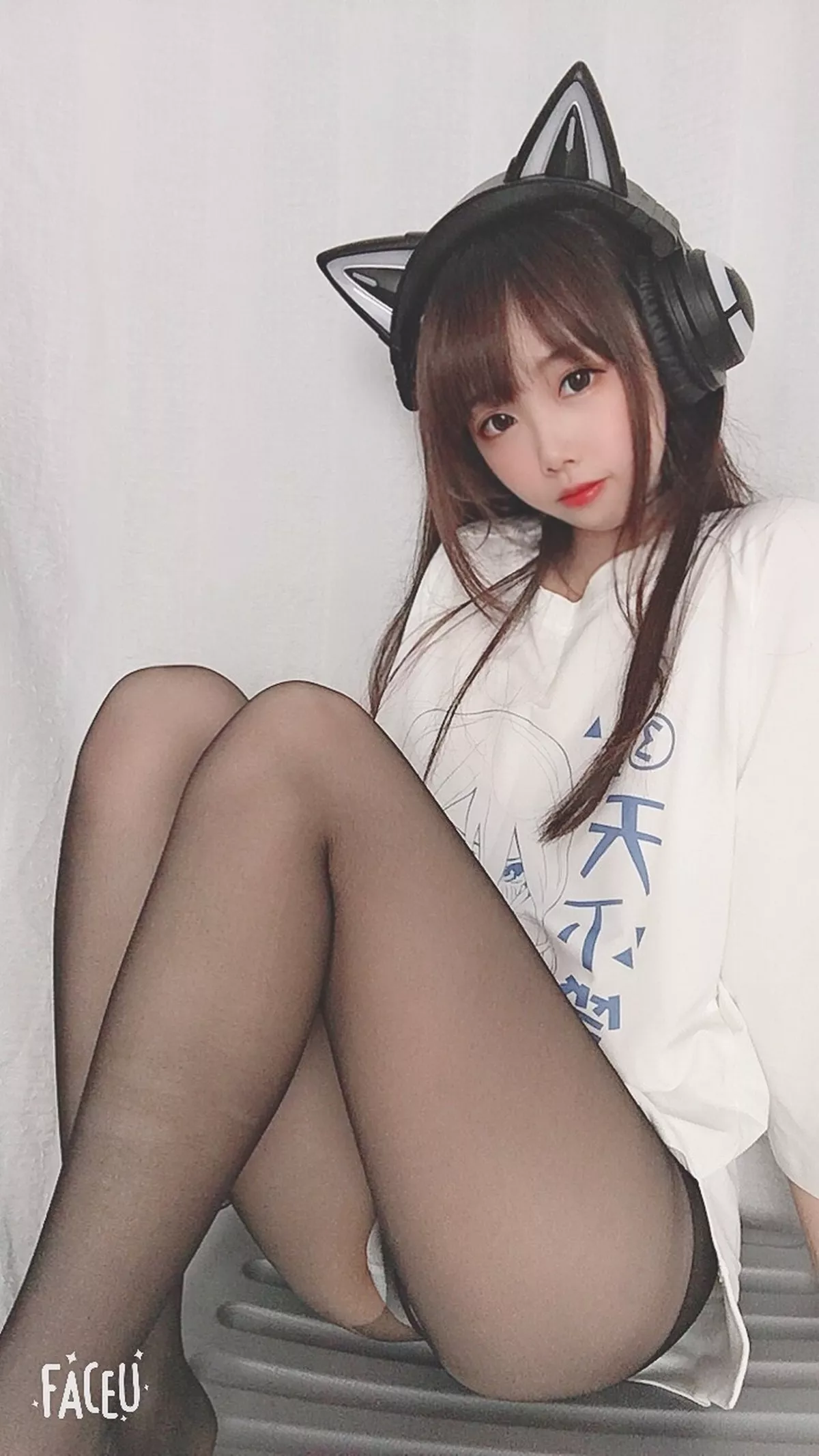 Coser小姐姐雪琪干物妹主题私房白T配超薄黑丝裤袜秀翘臀美腿迷人诱惑写真31P