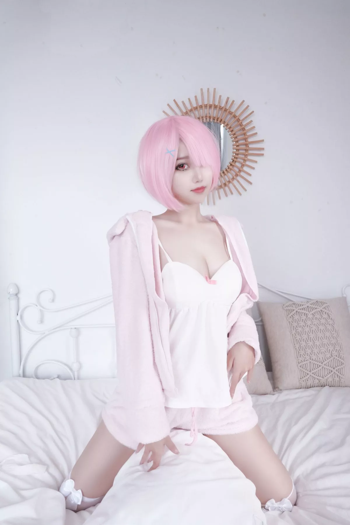 网络美女Eloise软软纯欲拉姆主题私房性感粉色套装露白色低胸内衣诱惑写真40P