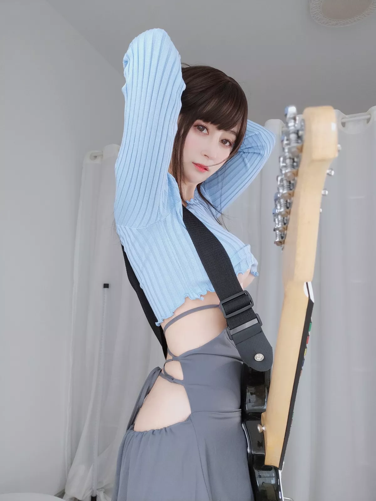 Coser小姐姐白银81吉他妹妹主题私房真空针织衣配露臀长裙秀翘臀屁沟诱惑写真165P