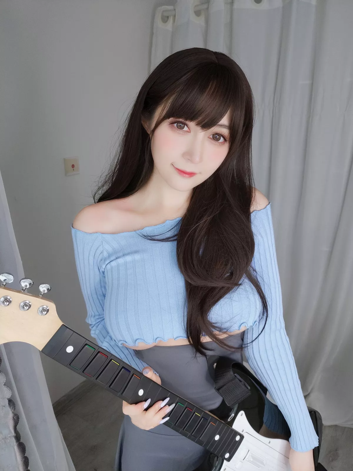 Coser小姐姐白银81吉他妹妹主题私房真空针织衣配露臀长裙秀翘臀屁沟诱惑写真165P