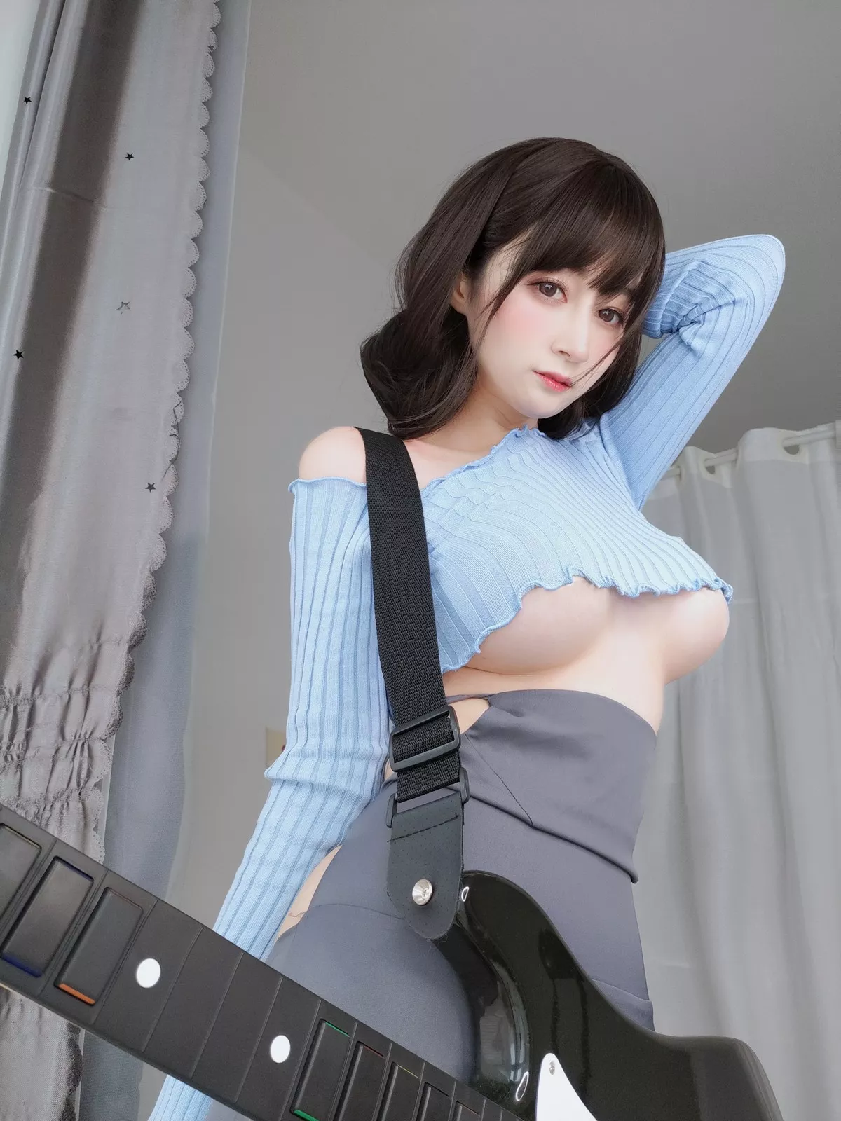 Coser小姐姐白银81吉他妹妹主题私房真空针织衣配露臀长裙秀翘臀屁沟诱惑写真165P