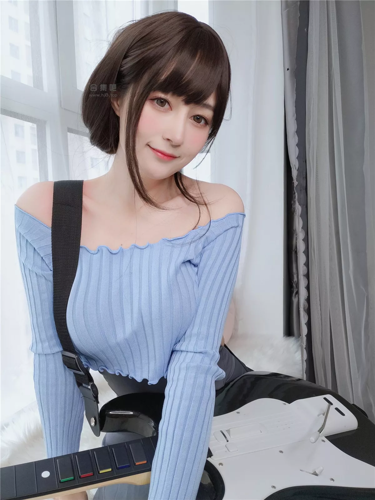 Coser小姐姐白银81吉他妹妹主题私房真空针织衣配露臀长裙秀翘臀屁沟诱惑写真165P