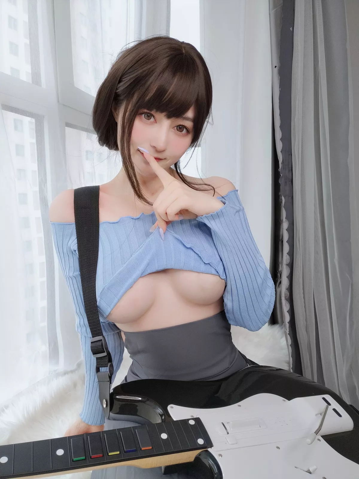Coser小姐姐白银81吉他妹妹主题私房真空针织衣配露臀长裙秀翘臀屁沟诱惑写真165P