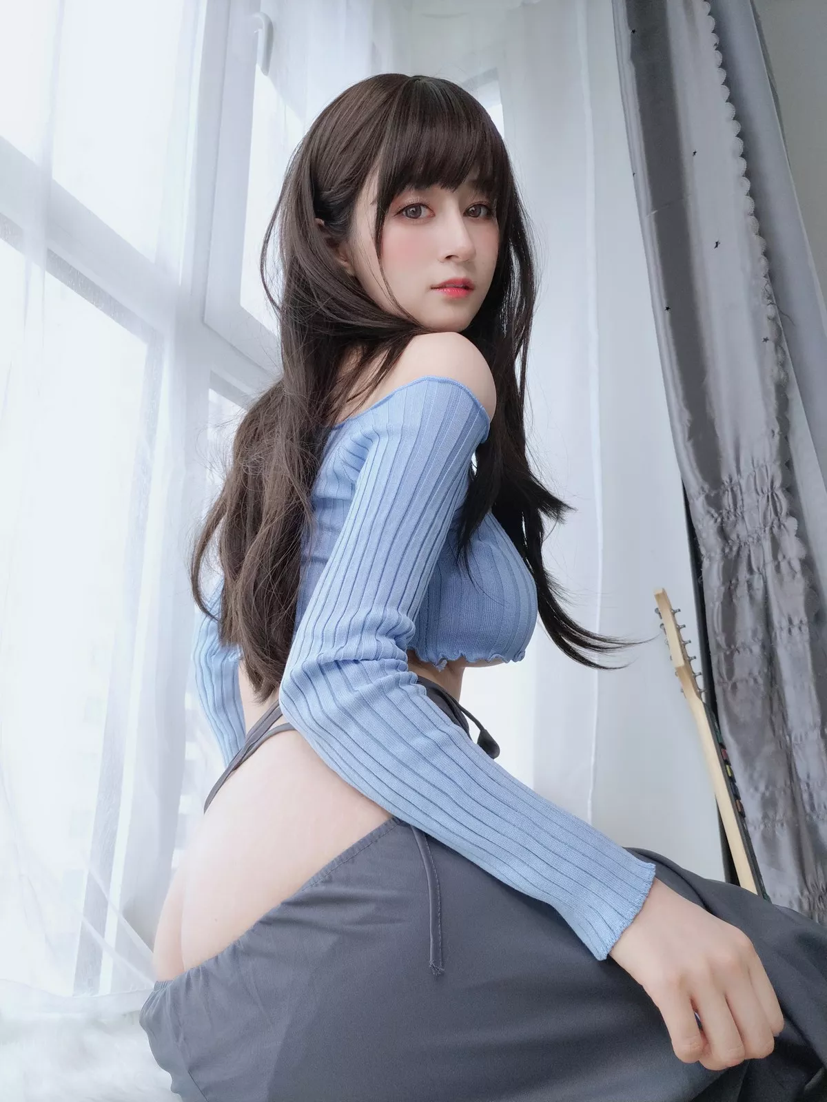 Coser小姐姐白银81吉他妹妹主题私房真空针织衣配露臀长裙秀翘臀屁沟诱惑写真165P