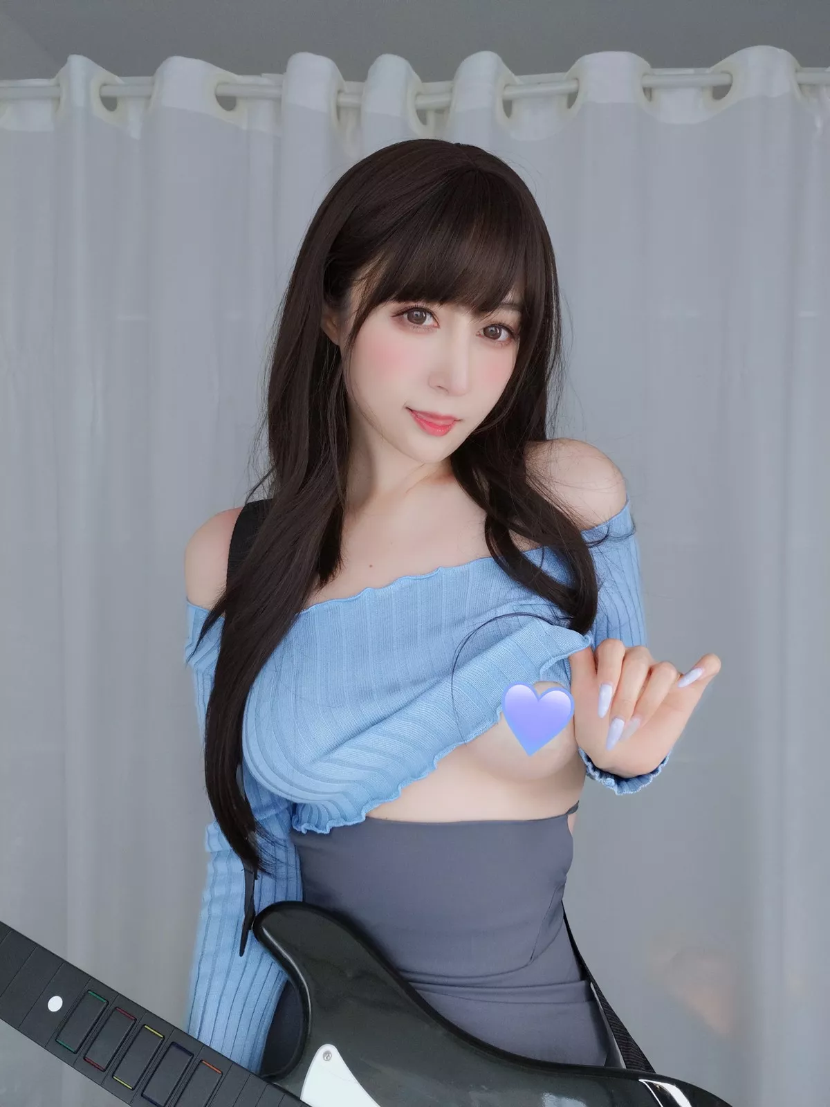Coser小姐姐白银81吉他妹妹主题私房真空针织衣配露臀长裙秀翘臀屁沟诱惑写真165P