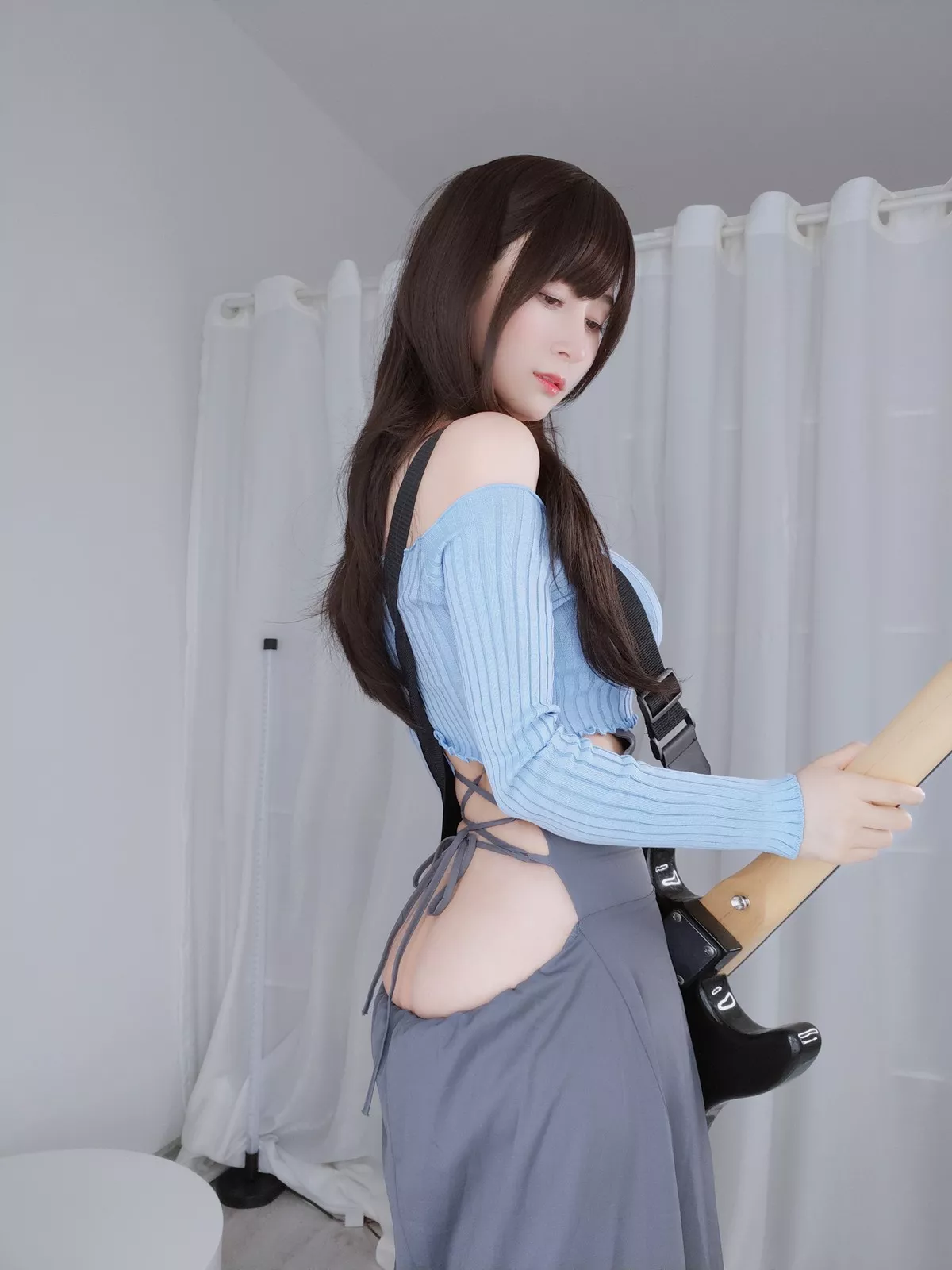 Coser小姐姐白银81吉他妹妹主题私房真空针织衣配露臀长裙秀翘臀屁沟诱惑写真165P