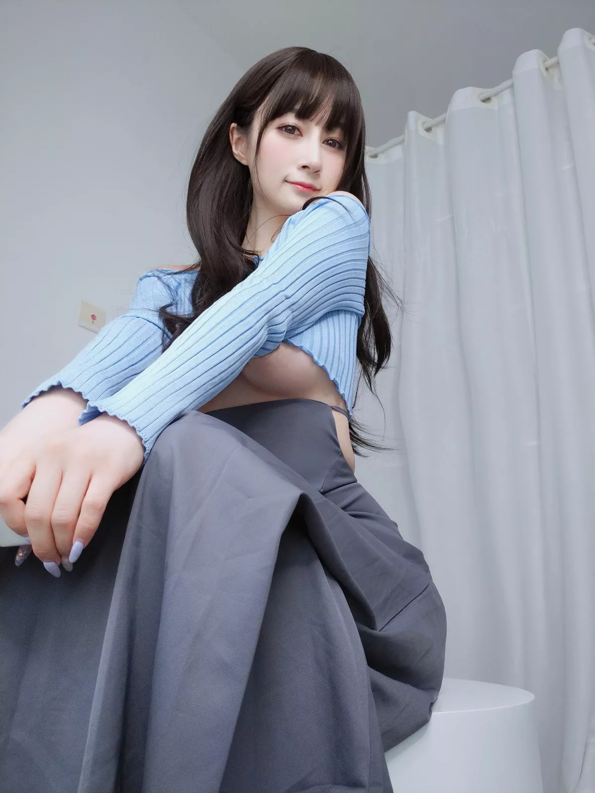 Coser小姐姐白银81吉他妹妹主题私房真空针织衣配露臀长裙秀翘臀屁沟诱惑写真165P