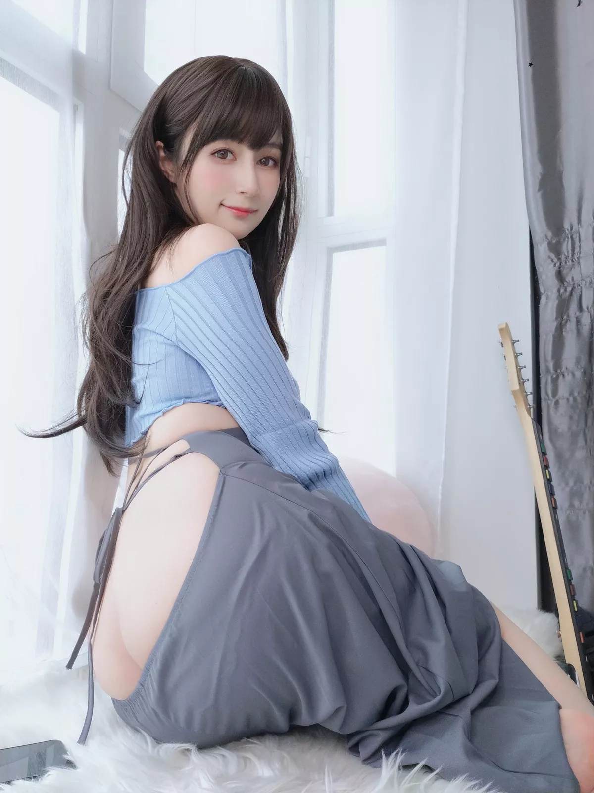 Coser小姐姐白银81吉他妹妹主题私房真空针织衣配露臀长裙秀翘臀屁沟诱惑写真165P
