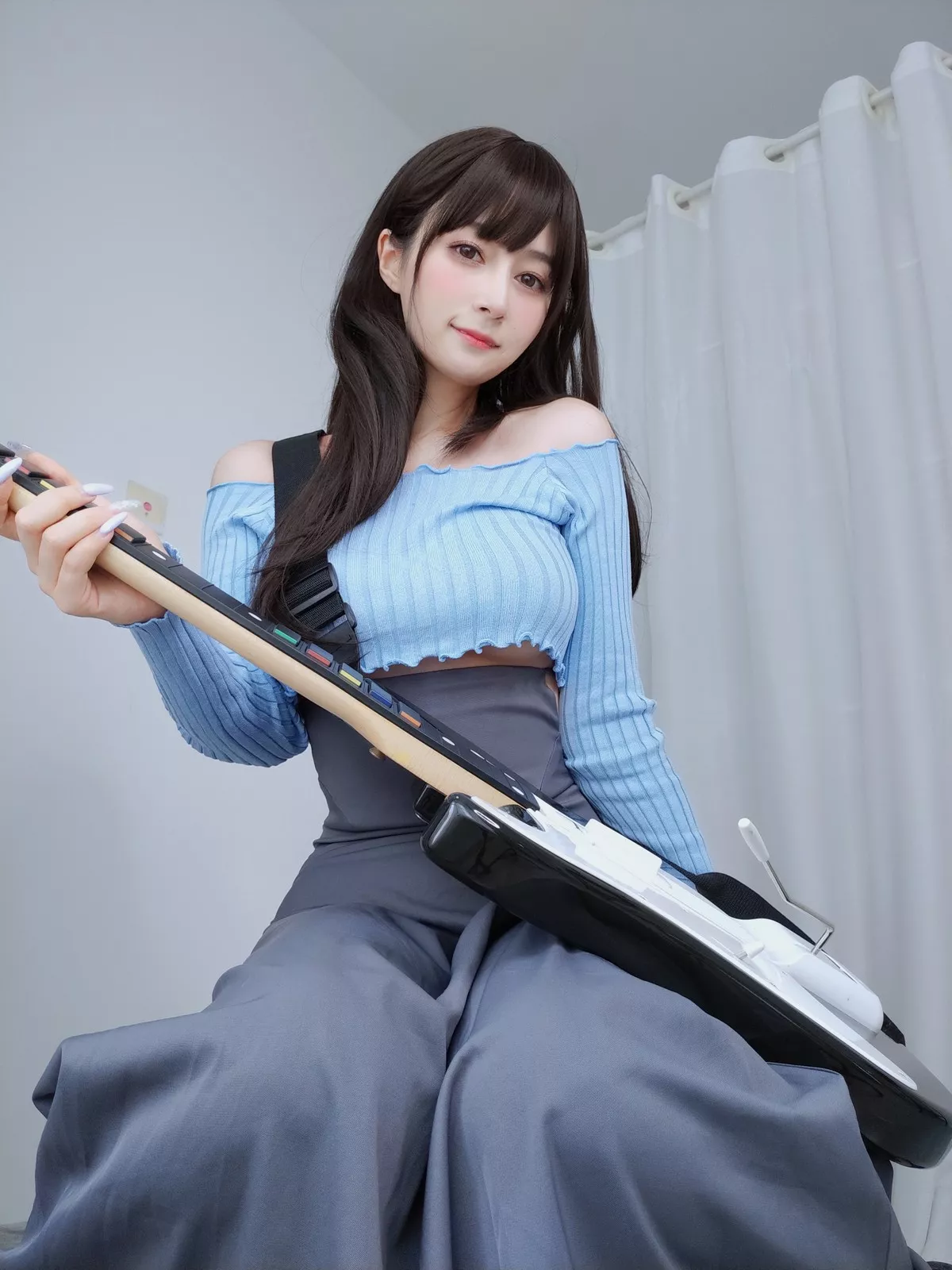 Coser小姐姐白银81吉他妹妹主题私房真空针织衣配露臀长裙秀翘臀屁沟诱惑写真165P