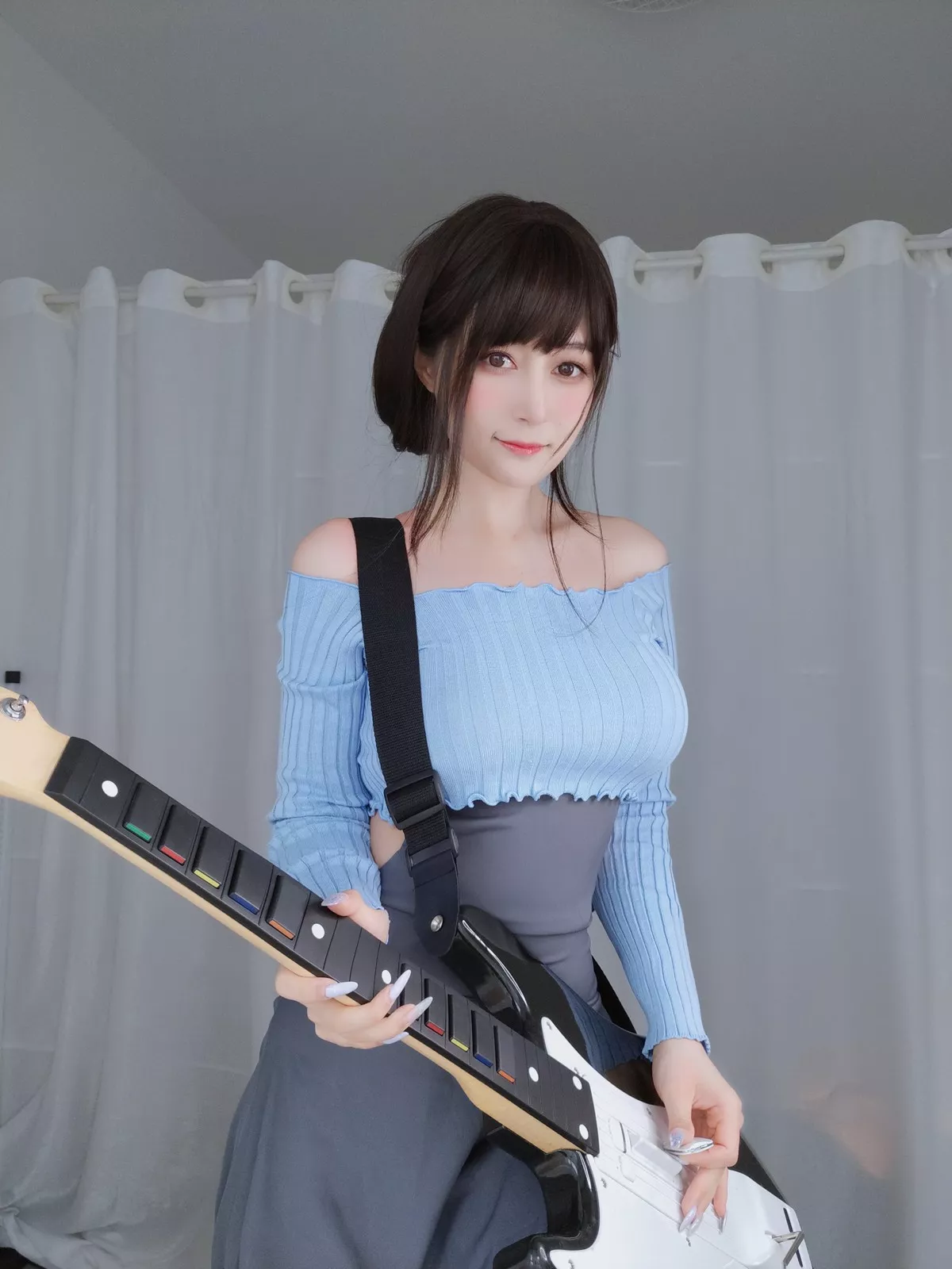 Coser小姐姐白银81吉他妹妹主题私房真空针织衣配露臀长裙秀翘臀屁沟诱惑写真165P