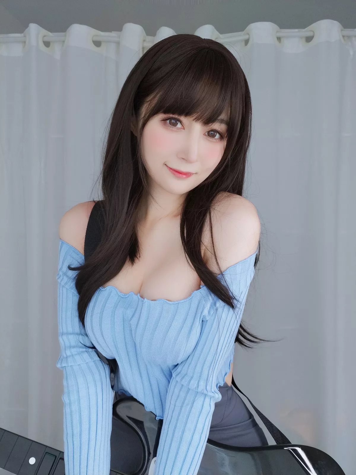 Coser小姐姐白银81吉他妹妹主题私房真空针织衣配露臀长裙秀翘臀屁沟诱惑写真165P