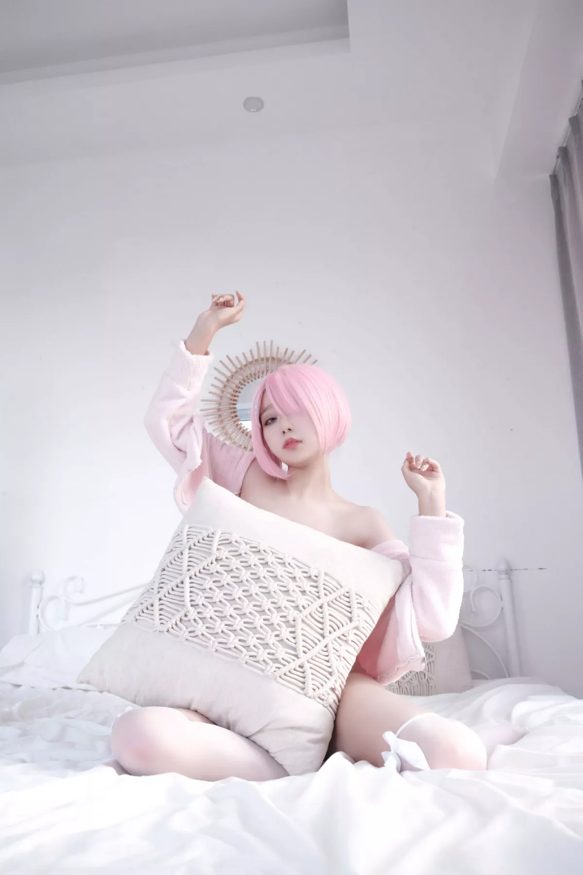 网络美女Eloise软软纯欲拉姆主题私房性感粉色套装露白色低胸内衣诱惑写真40P