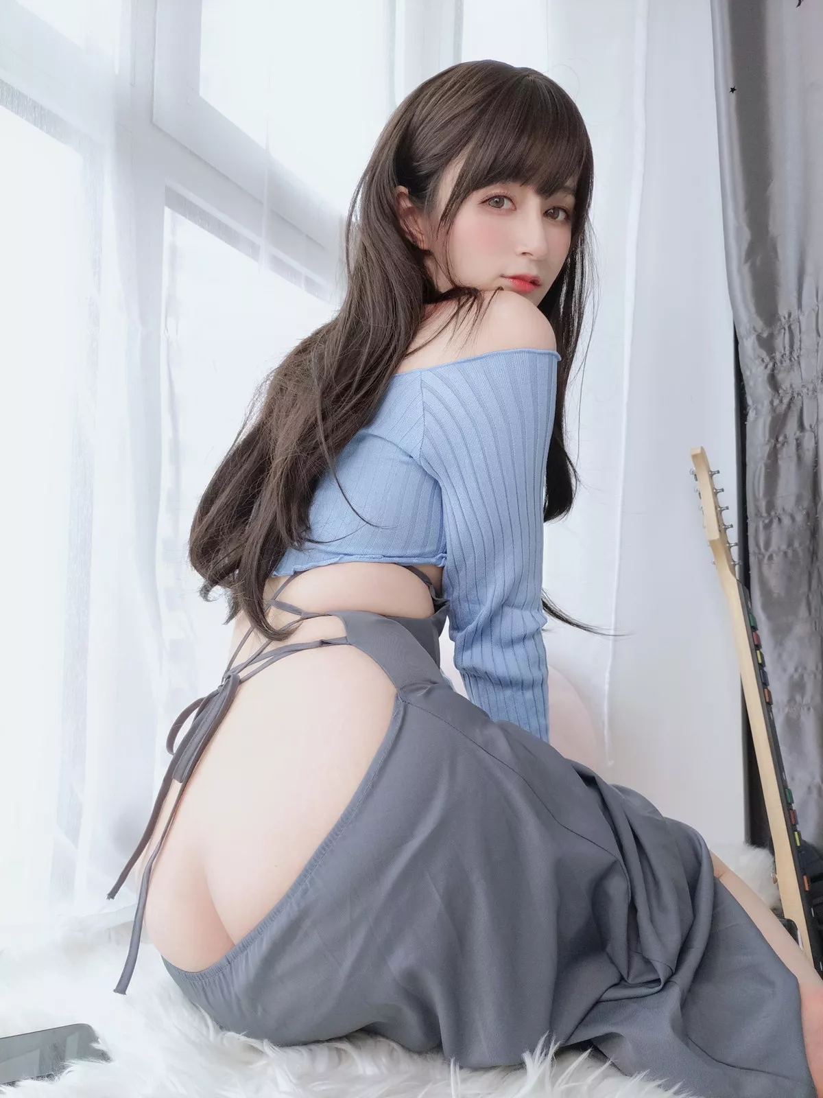 Coser小姐姐白银81吉他妹妹主题私房真空针织衣配露臀长裙秀翘臀屁沟诱惑写真165P