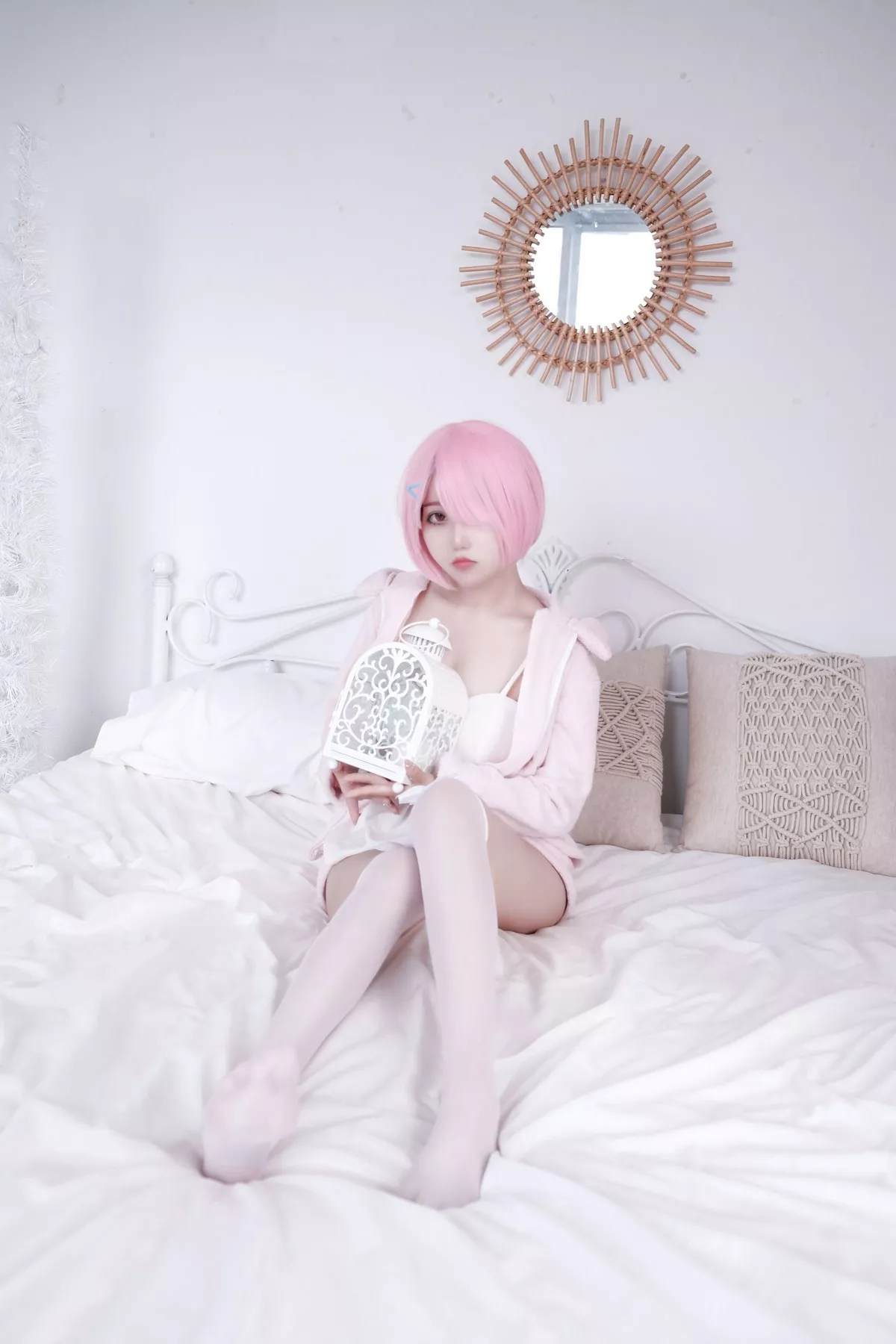 网络美女Eloise软软纯欲拉姆主题私房性感粉色套装露白色低胸内衣诱惑写真40P