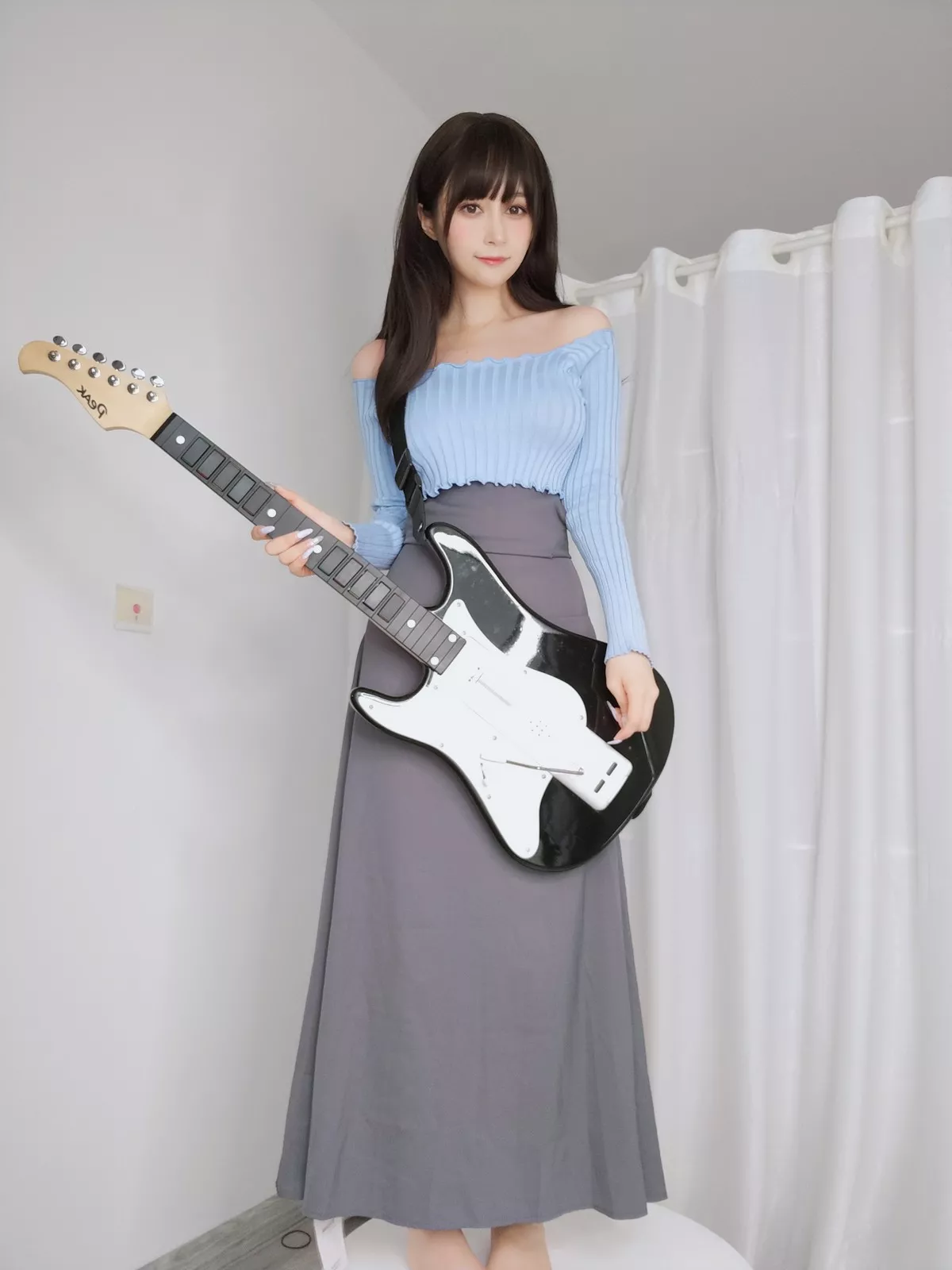 Coser小姐姐白银81吉他妹妹主题私房真空针织衣配露臀长裙秀翘臀屁沟诱惑写真165P