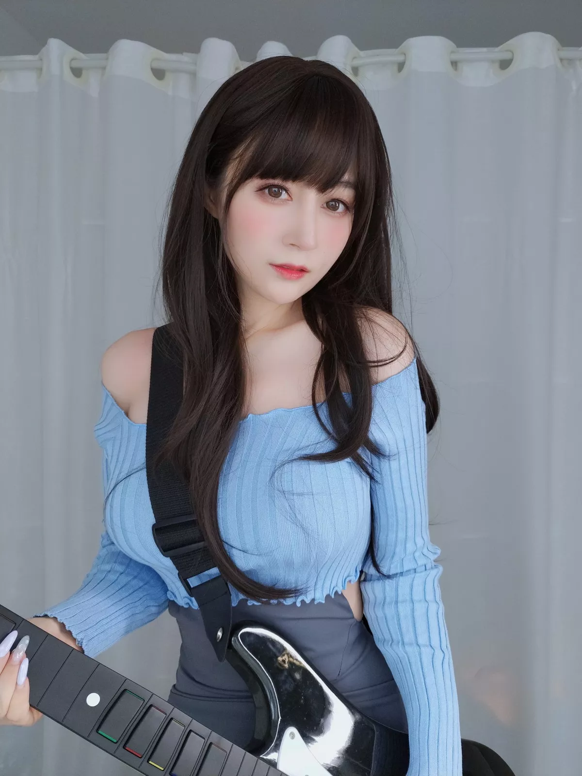 Coser小姐姐白银81吉他妹妹主题私房真空针织衣配露臀长裙秀翘臀屁沟诱惑写真165P