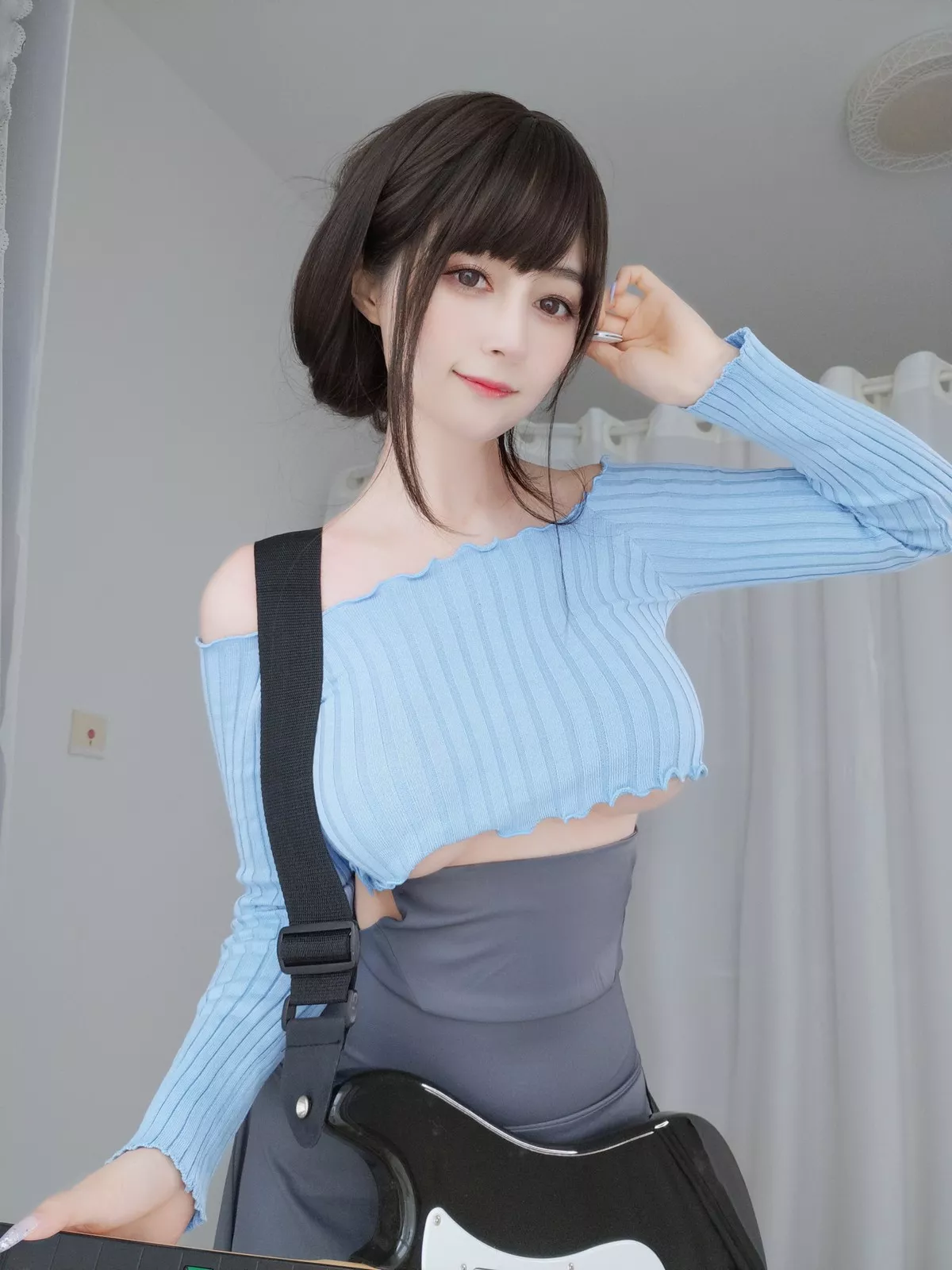 Coser小姐姐白银81吉他妹妹主题私房真空针织衣配露臀长裙秀翘臀屁沟诱惑写真165P