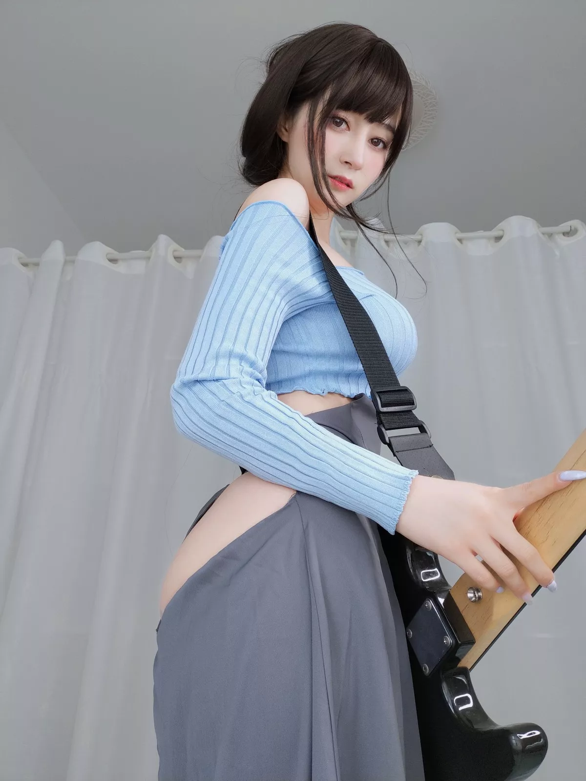 Coser小姐姐白银81吉他妹妹主题私房真空针织衣配露臀长裙秀翘臀屁沟诱惑写真165P