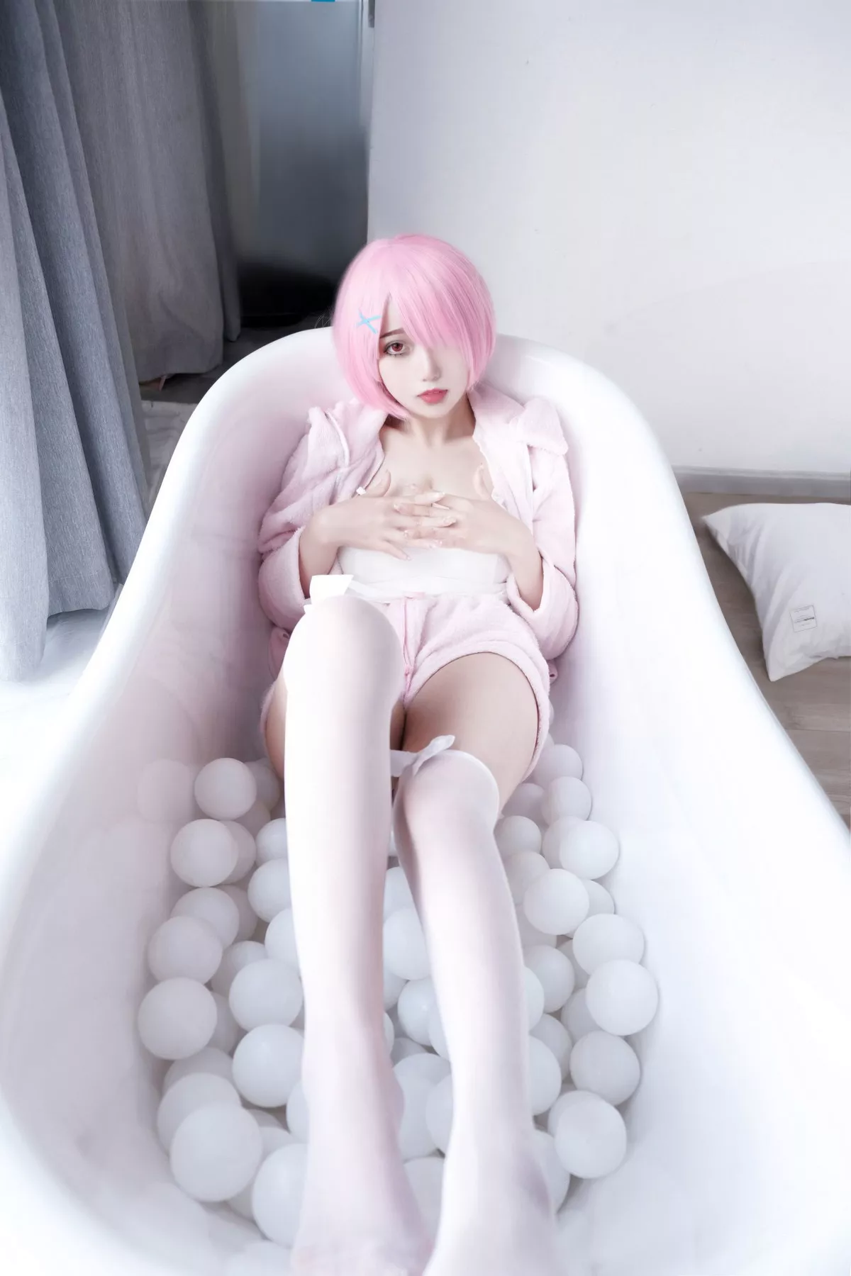 网络美女Eloise软软纯欲拉姆主题私房性感粉色套装露白色低胸内衣诱惑写真40P