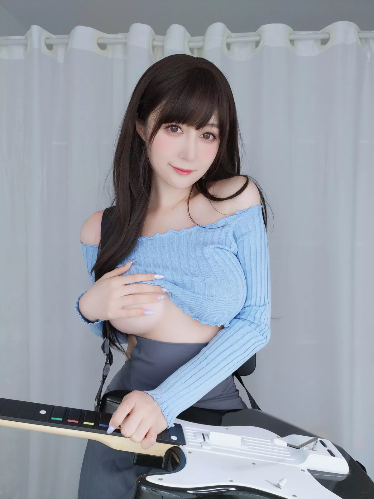 Coser小姐姐白银81吉他妹妹主题私房真空针织衣配露臀长裙秀翘臀屁沟诱惑写真165P