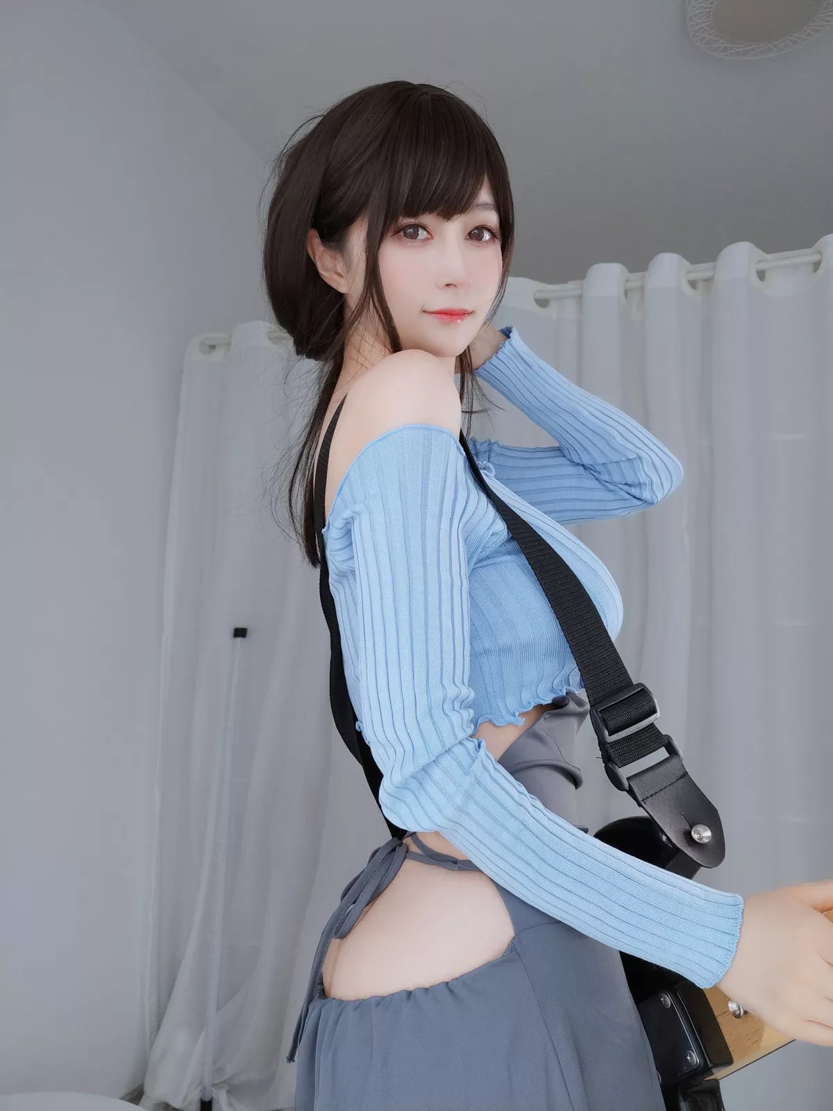 Coser小姐姐白银81吉他妹妹主题私房真空针织衣配露臀长裙秀翘臀屁沟诱惑写真165P