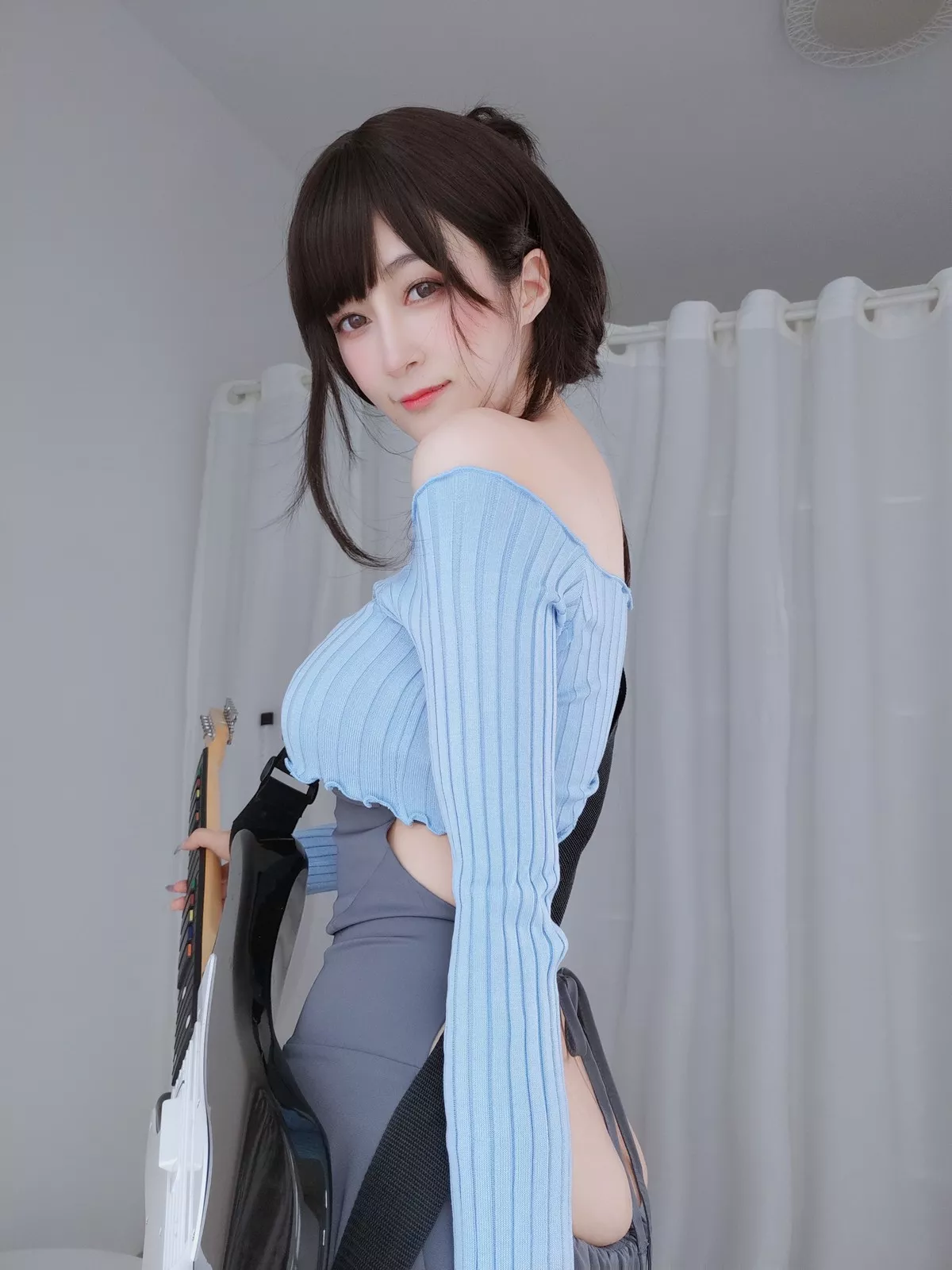 Coser小姐姐白银81吉他妹妹主题私房真空针织衣配露臀长裙秀翘臀屁沟诱惑写真165P
