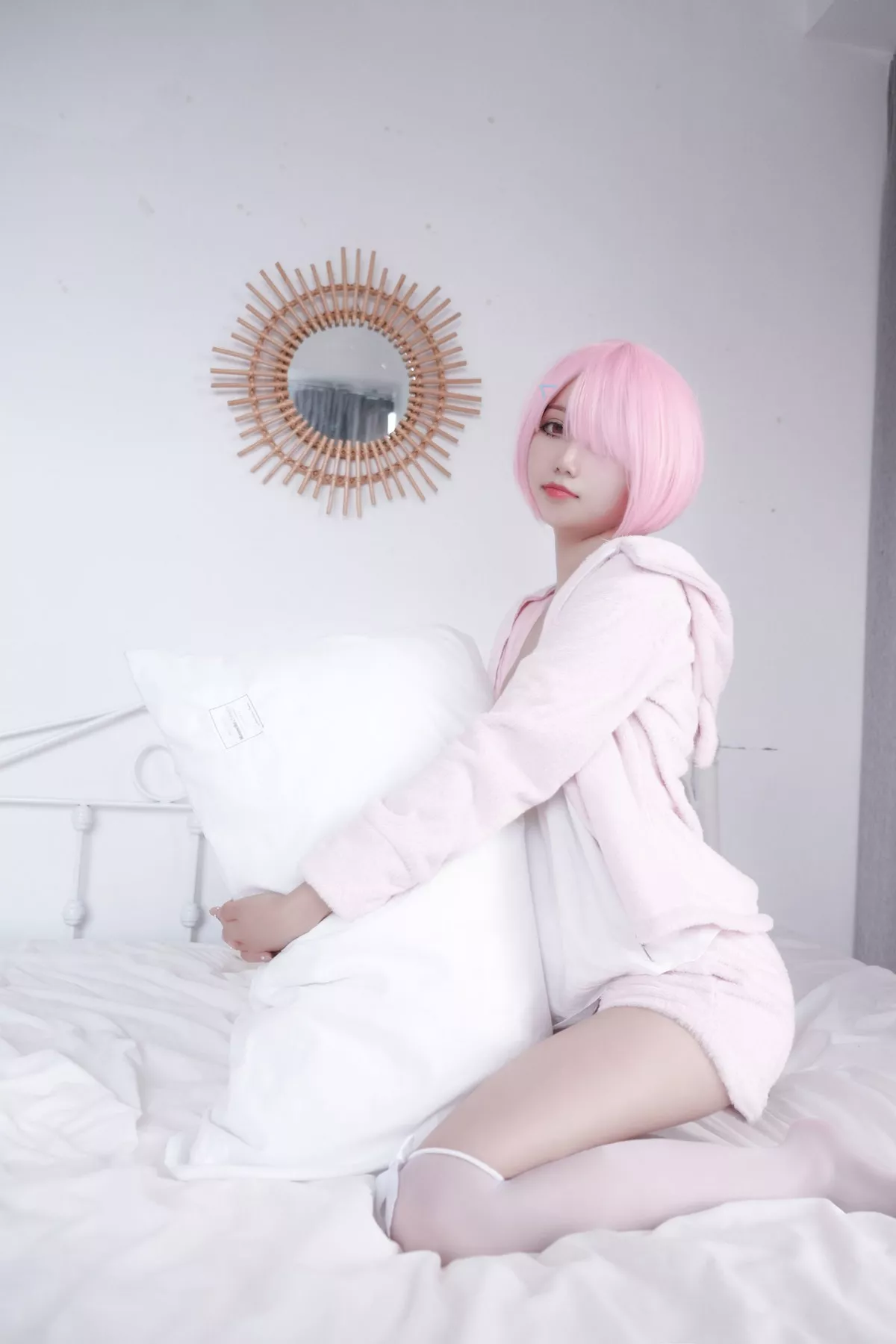 网络美女Eloise软软纯欲拉姆主题私房性感粉色套装露白色低胸内衣诱惑写真40P