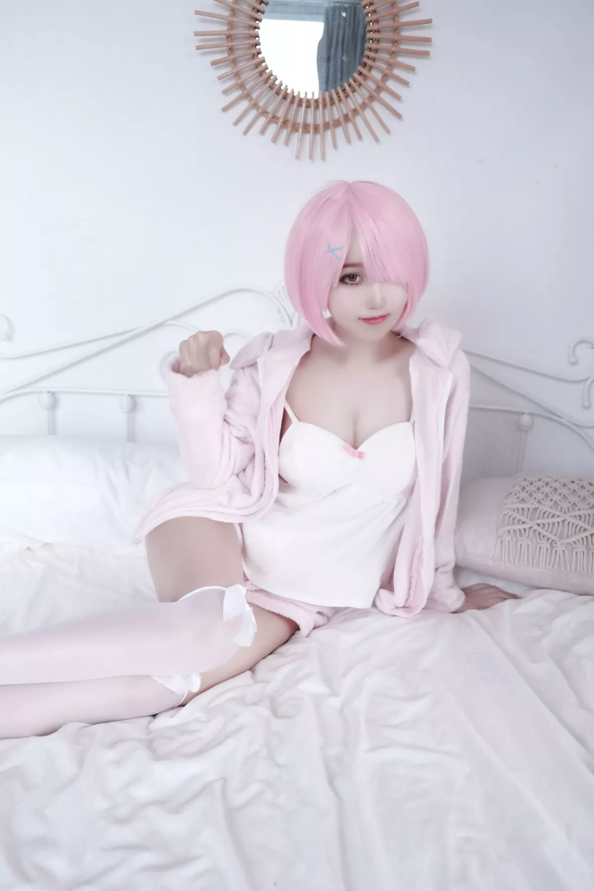 网络美女Eloise软软纯欲拉姆主题私房性感粉色套装露白色低胸内衣诱惑写真40P
