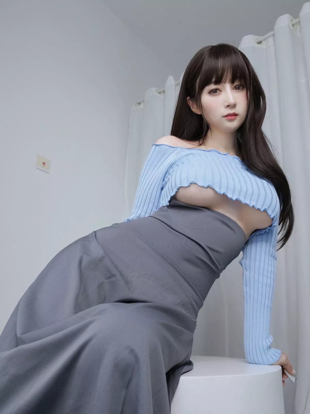 Coser小姐姐白银81吉他妹妹主题私房真空针织衣配露臀长裙秀翘臀屁沟诱惑写真165P
