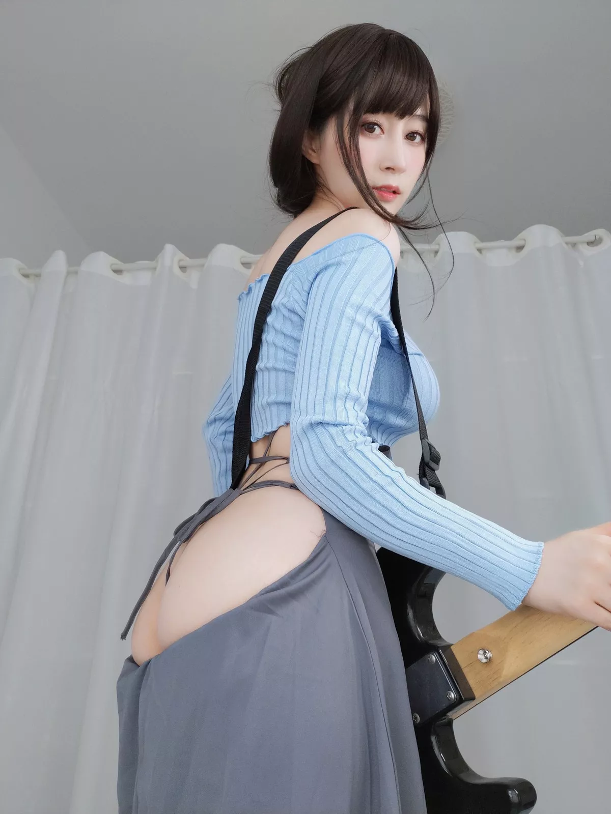 Coser小姐姐白银81吉他妹妹主题私房真空针织衣配露臀长裙秀翘臀屁沟诱惑写真165P