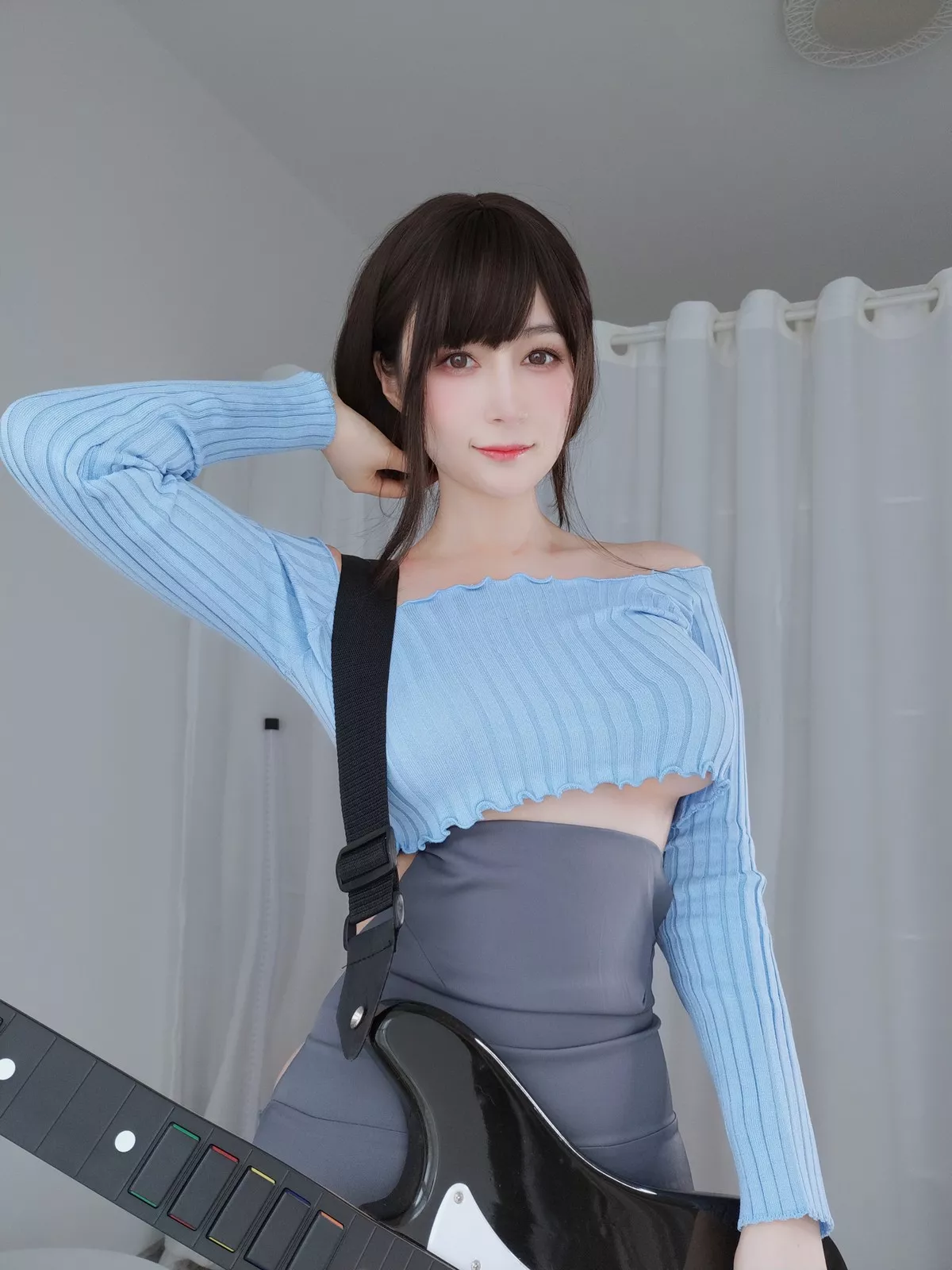 Coser小姐姐白银81吉他妹妹主题私房真空针织衣配露臀长裙秀翘臀屁沟诱惑写真165P
