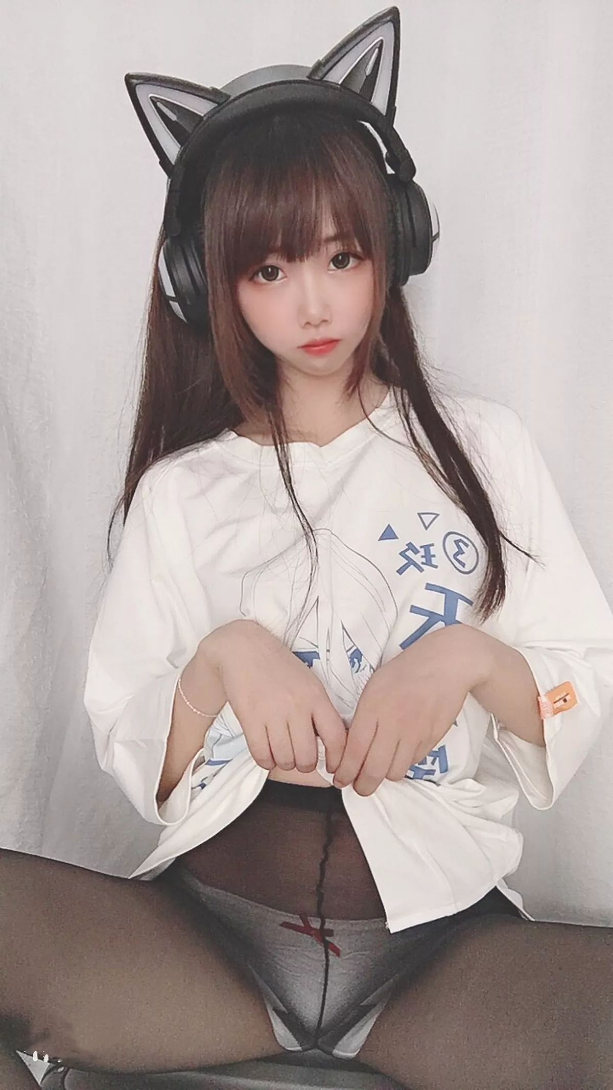 Coser小姐姐雪琪干物妹主题私房白T配超薄黑丝裤袜秀翘臀美腿迷人诱惑写真31P