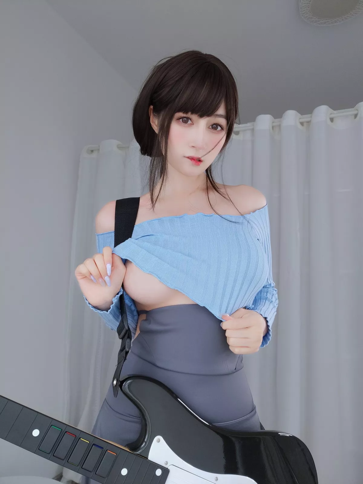 Coser小姐姐白银81吉他妹妹主题私房真空针织衣配露臀长裙秀翘臀屁沟诱惑写真165P