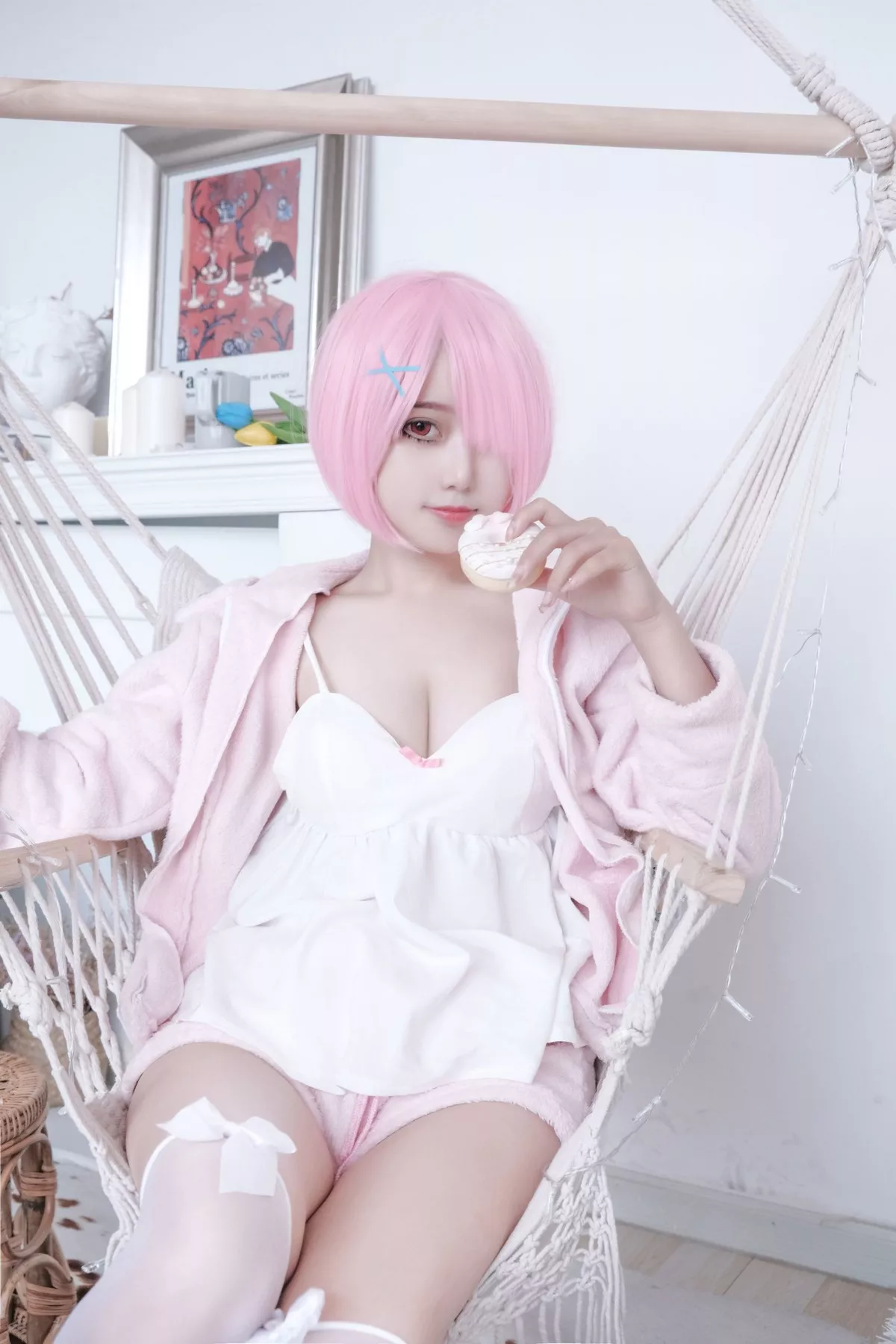 网络美女Eloise软软纯欲拉姆主题私房性感粉色套装露白色低胸内衣诱惑写真40P
