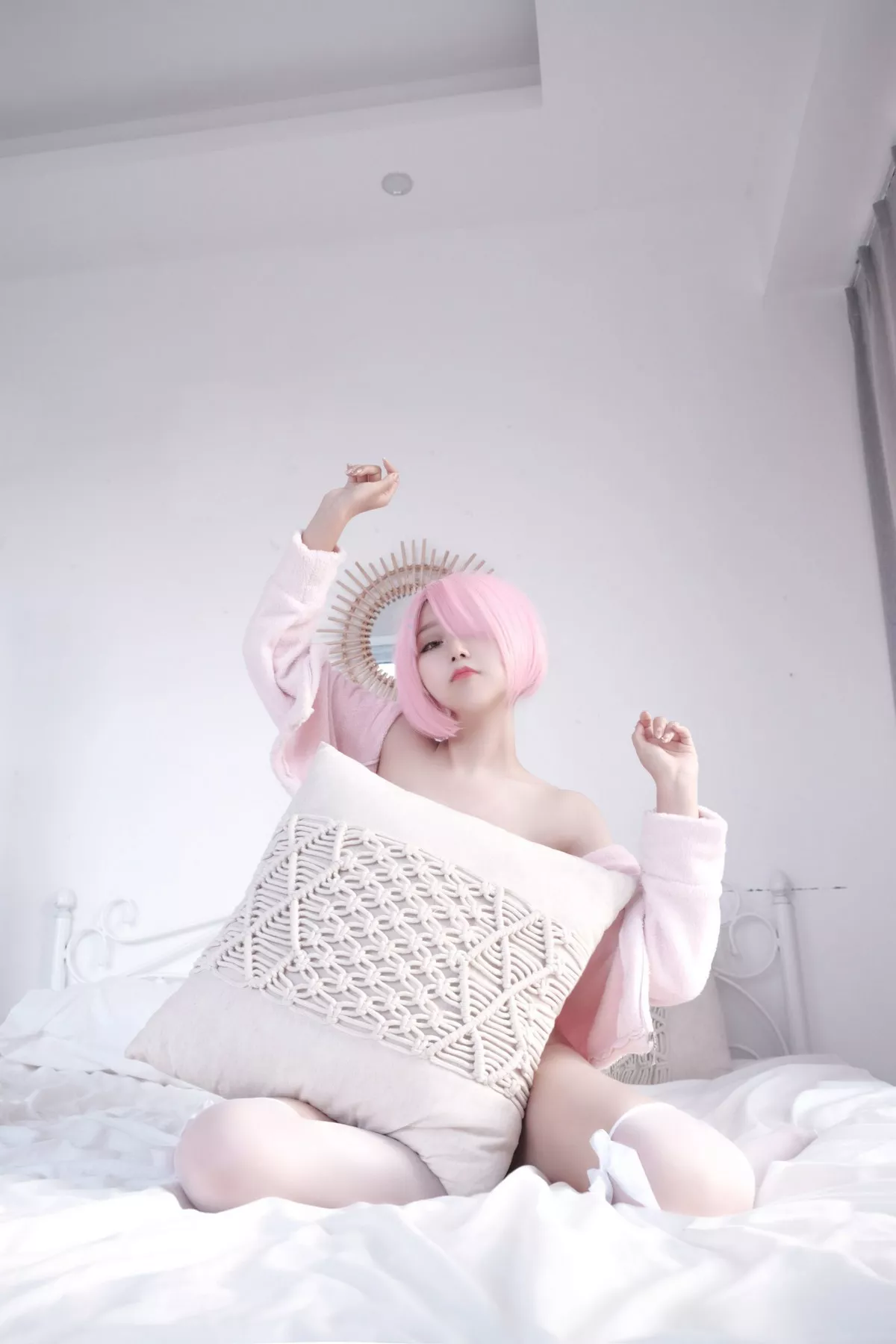 网络美女Eloise软软纯欲拉姆主题私房性感粉色套装露白色低胸内衣诱惑写真40P