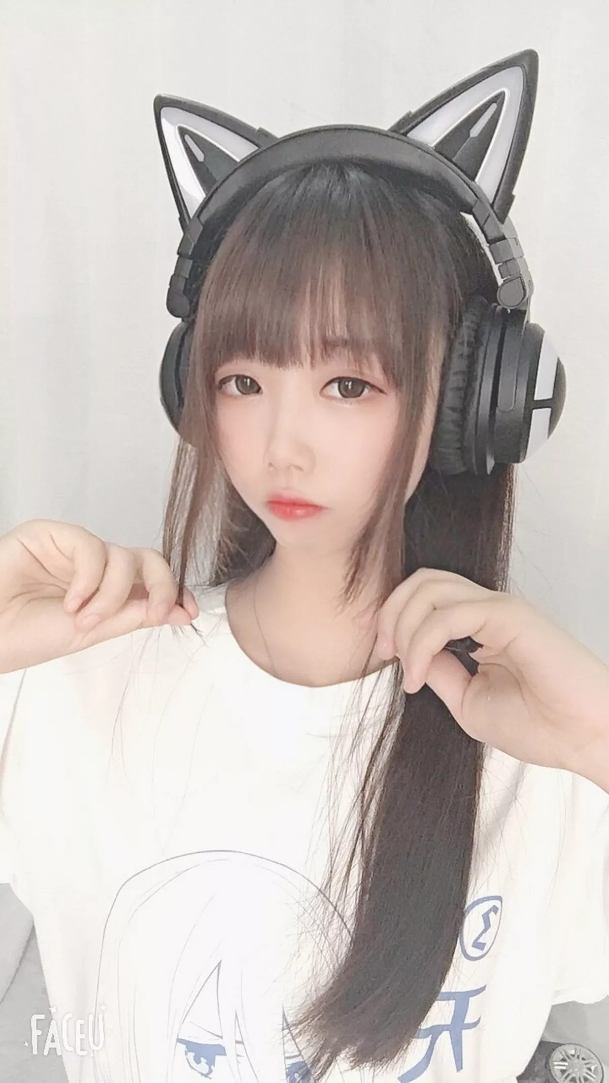 Coser小姐姐雪琪干物妹主题私房白T配超薄黑丝裤袜秀翘臀美腿迷人诱惑写真31P