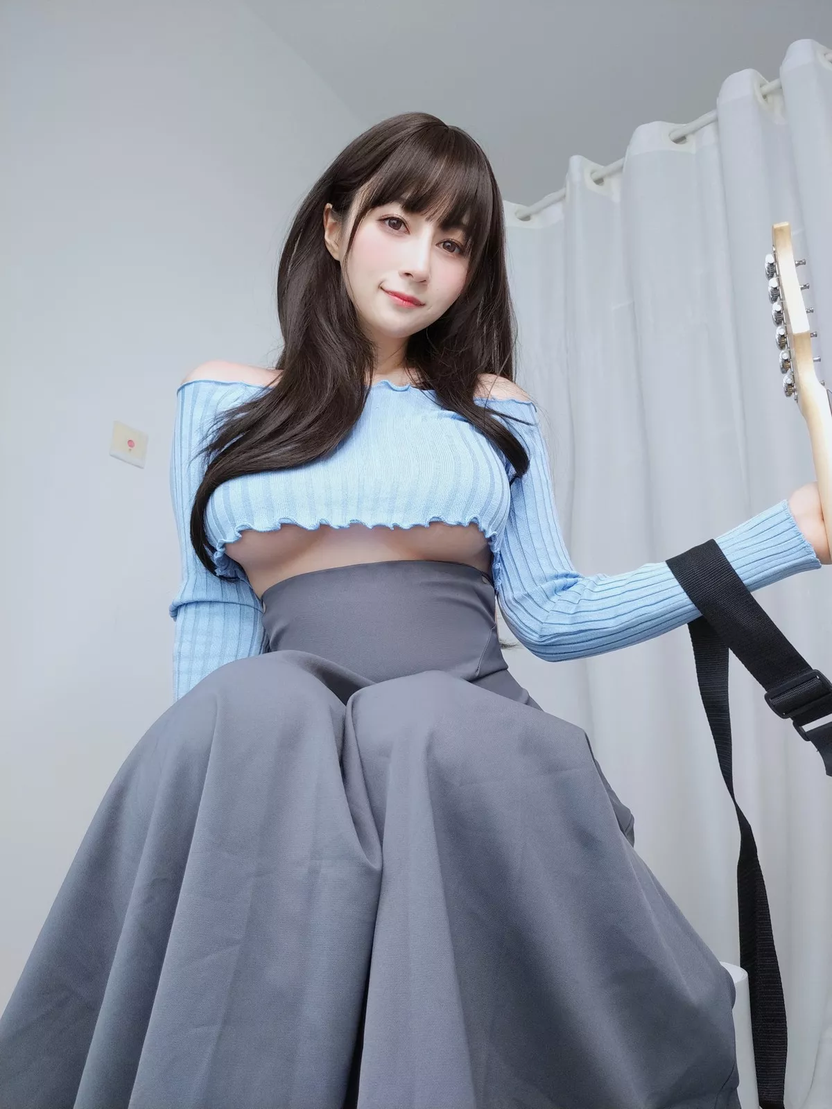 Coser小姐姐白银81吉他妹妹主题私房真空针织衣配露臀长裙秀翘臀屁沟诱惑写真165P