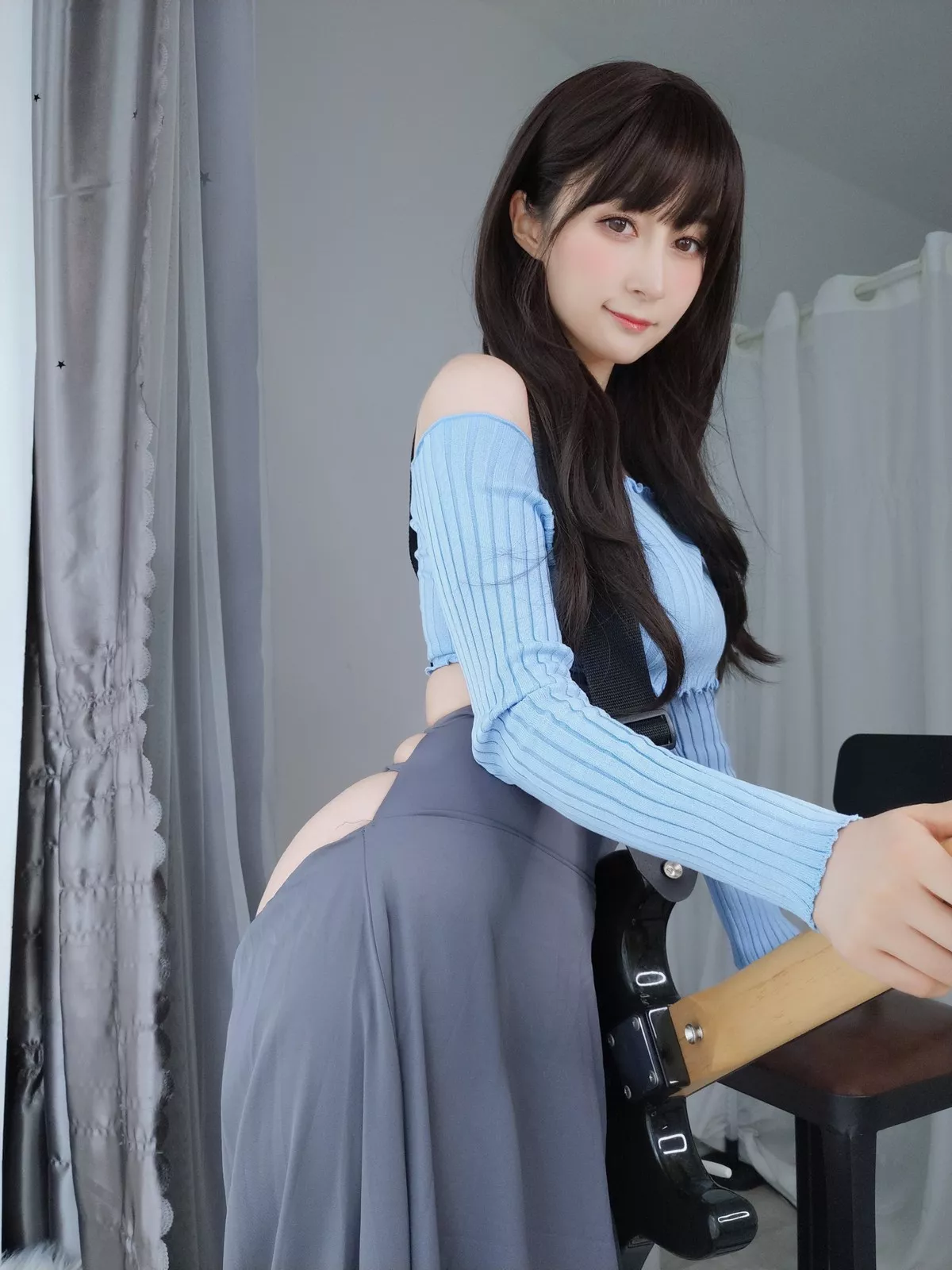 Coser小姐姐白银81吉他妹妹主题私房真空针织衣配露臀长裙秀翘臀屁沟诱惑写真165P