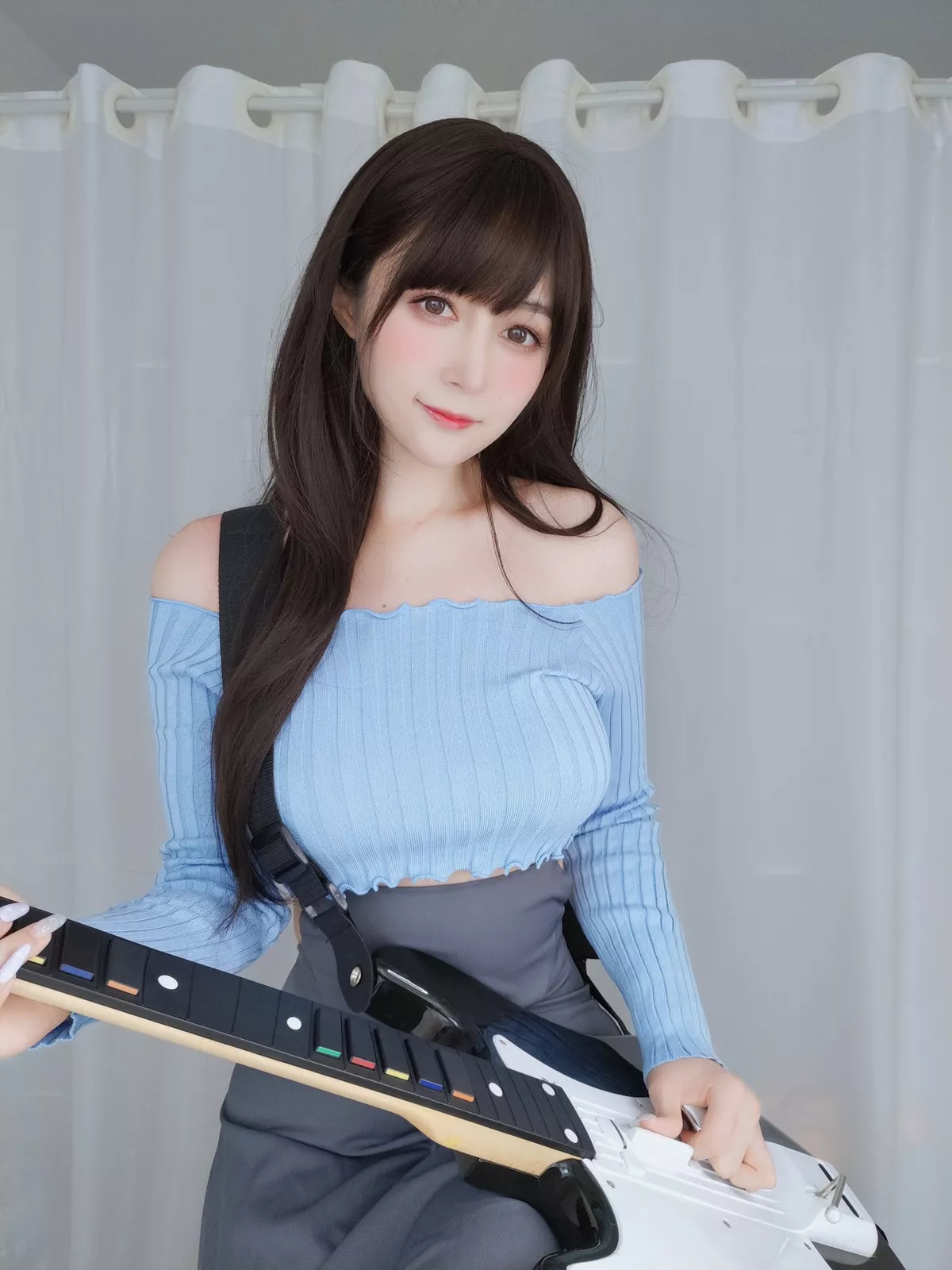 Coser小姐姐白银81吉他妹妹主题私房真空针织衣配露臀长裙秀翘臀屁沟诱惑写真165P