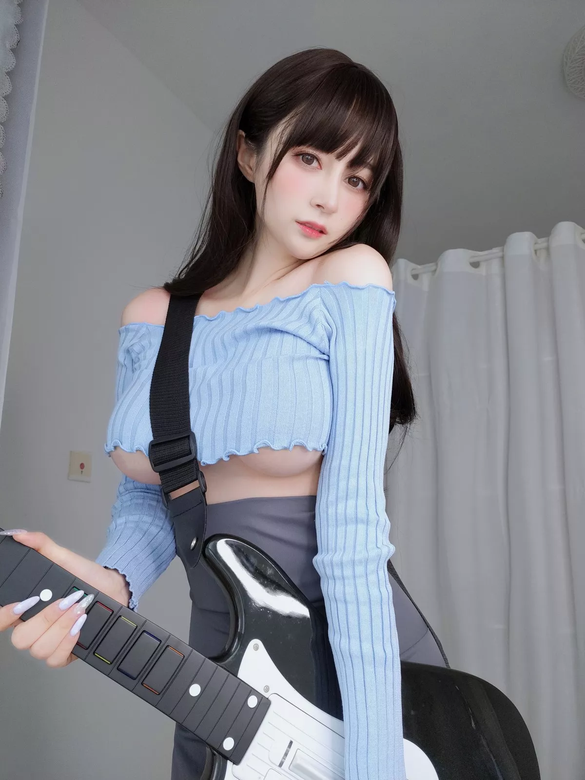 Coser小姐姐白银81吉他妹妹主题私房真空针织衣配露臀长裙秀翘臀屁沟诱惑写真165P