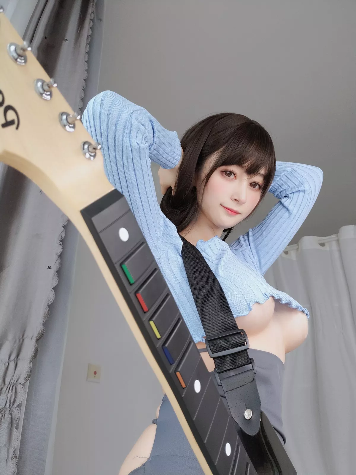Coser小姐姐白银81吉他妹妹主题私房真空针织衣配露臀长裙秀翘臀屁沟诱惑写真165P
